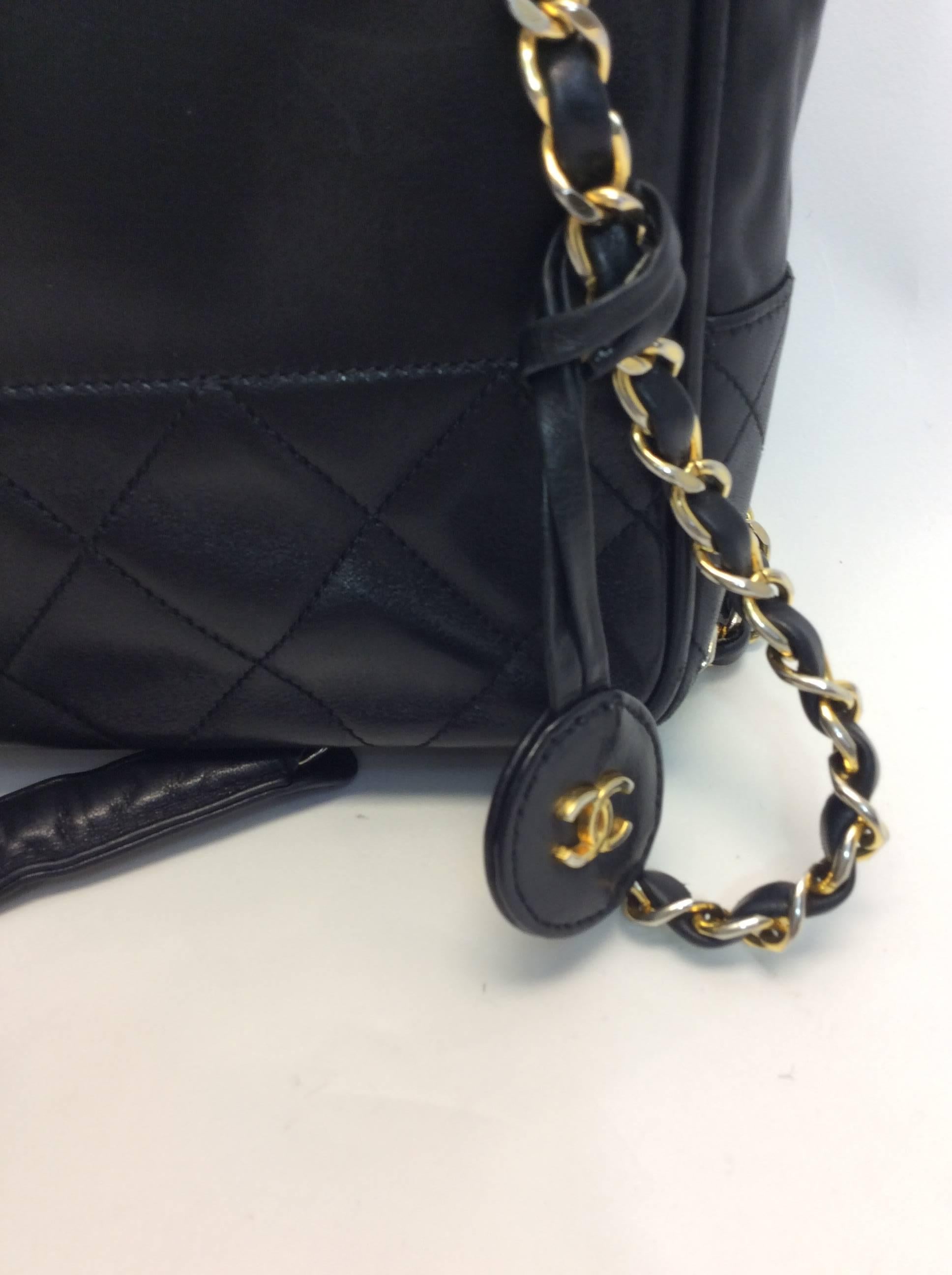Vintage Chanel Black Quilted Chain Shoulder Handbag For Sale 1