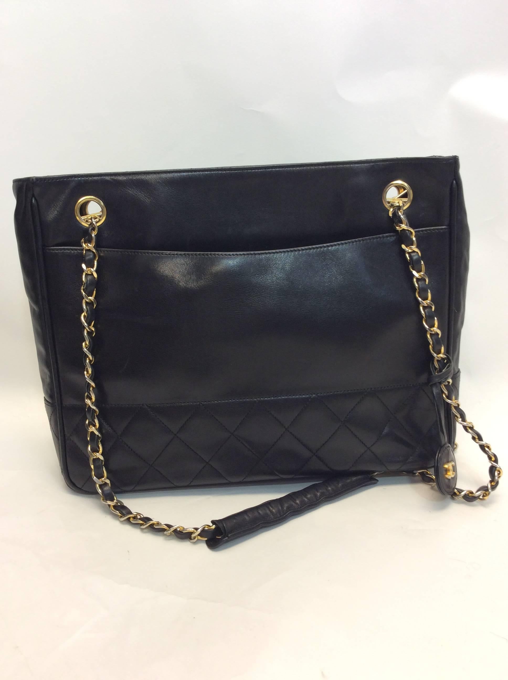 Vintage Chanel Black Quilted Chain Shoulder Handbag In Excellent Condition For Sale In Narberth, PA