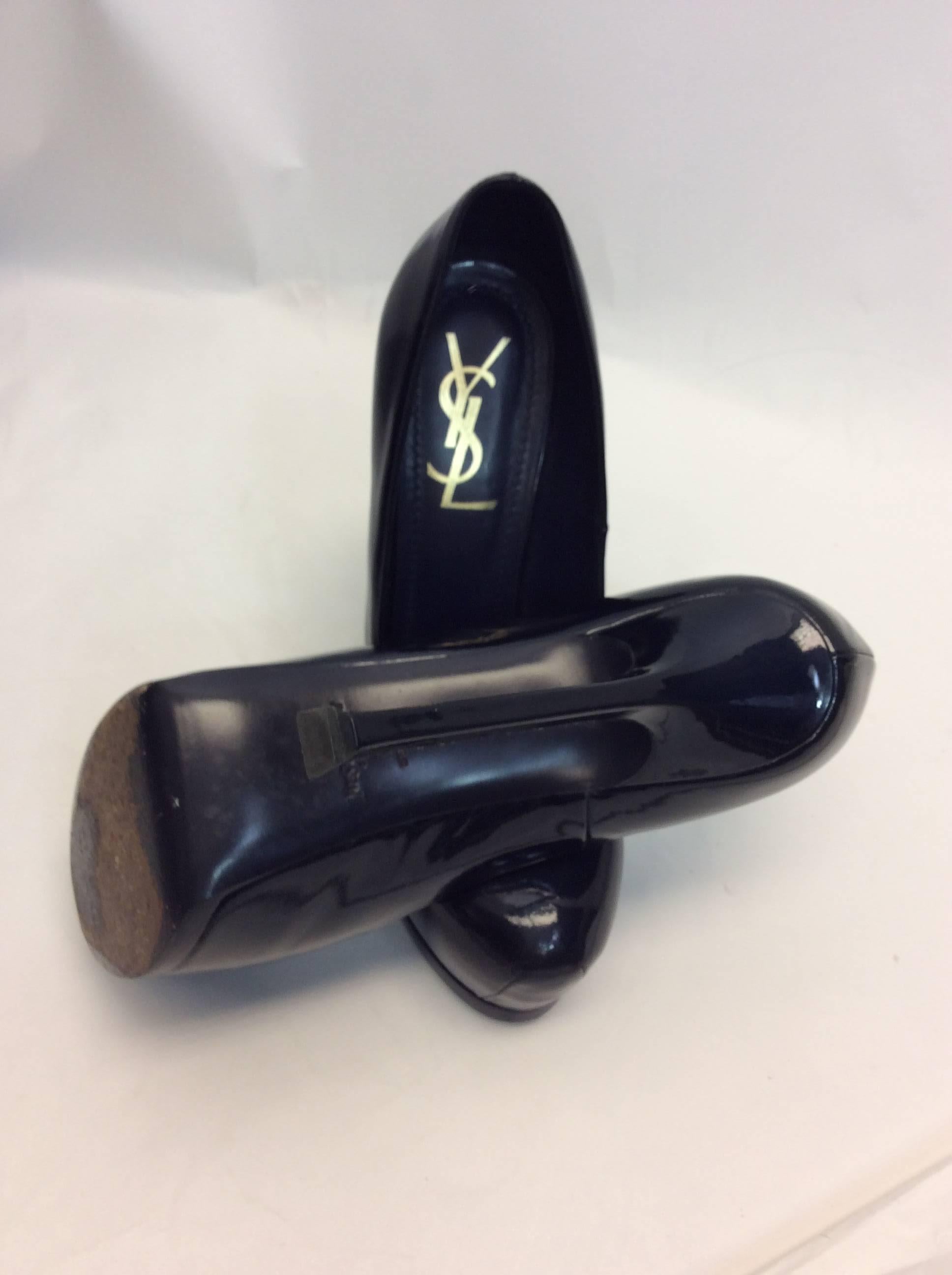 YSL Navy Patent Leather Pumps  In Excellent Condition For Sale In Narberth, PA