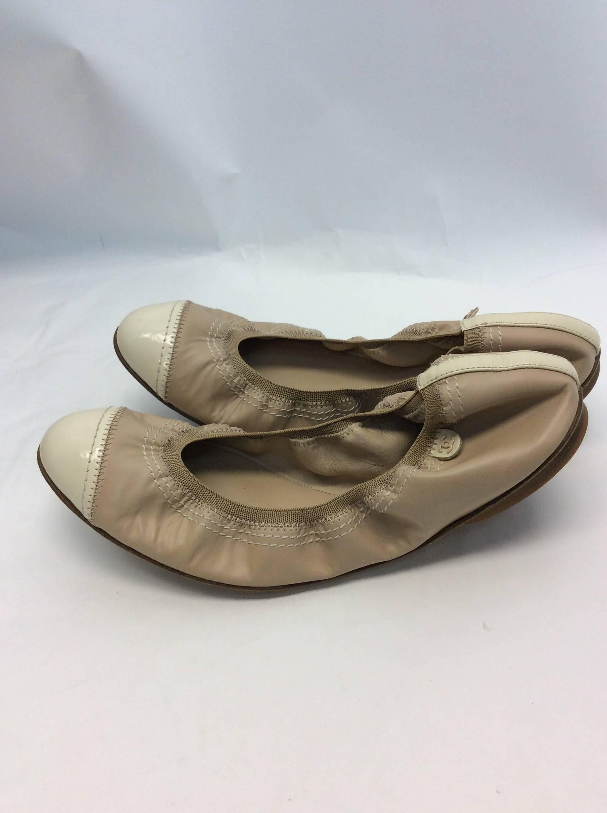 Chanel Nude Ballet Flats
Size 40.5
$250
Patent leather off white cap toe