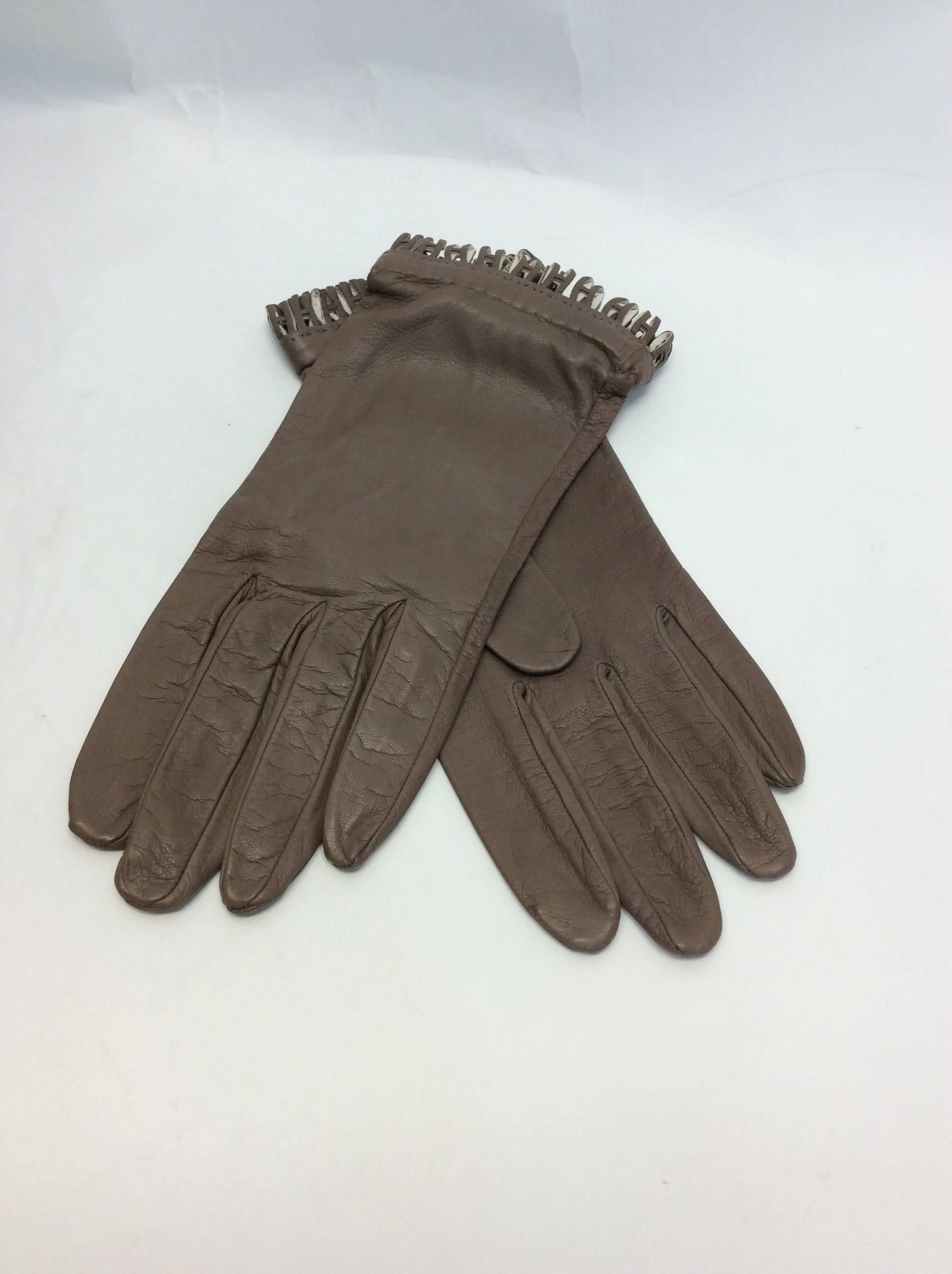 Hermes Taupe Leather Gloves In Excellent Condition For Sale In Narberth, PA