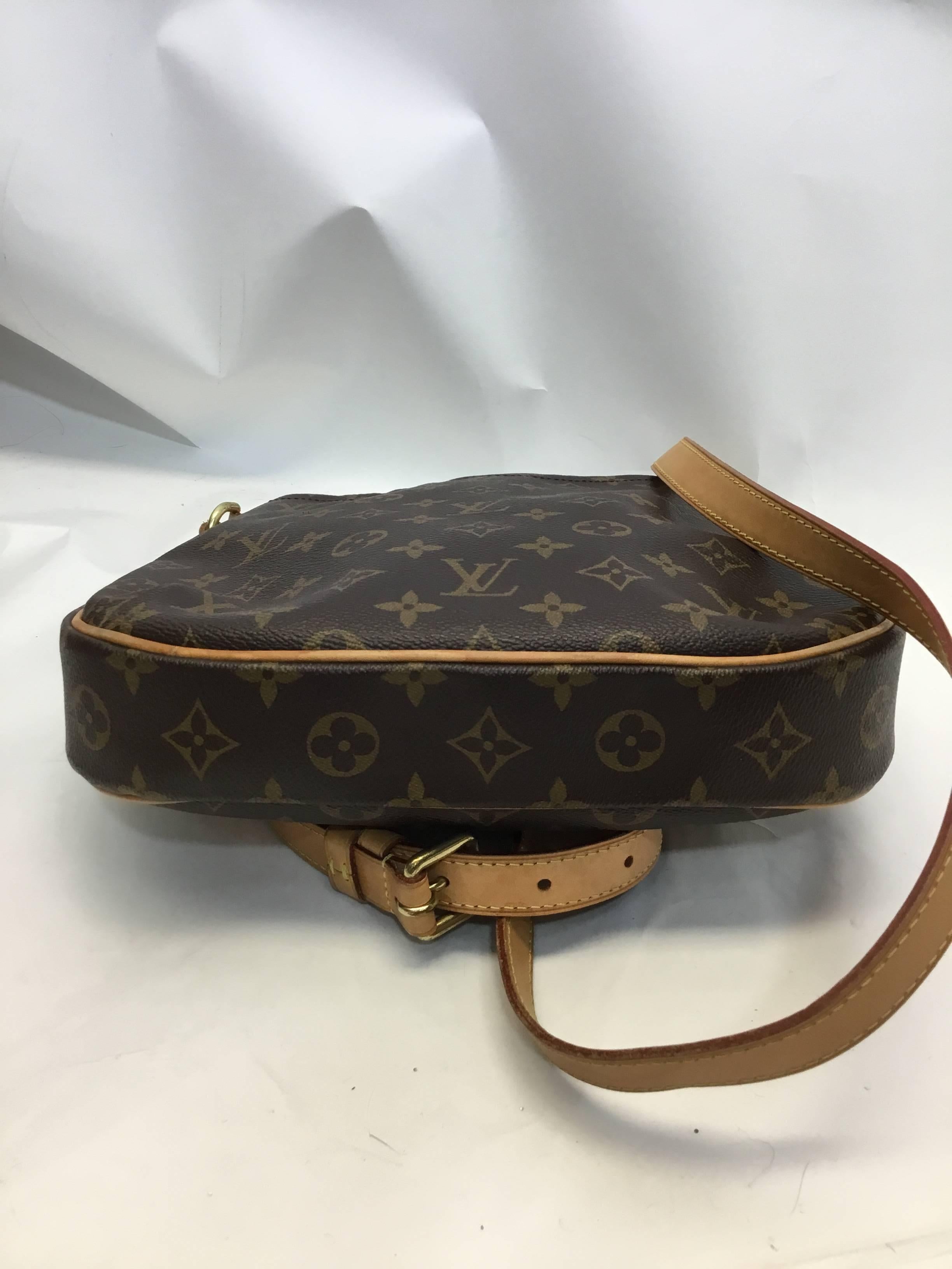 Louis Vuitton Monogram Leather Crossbody In Excellent Condition For Sale In Narberth, PA