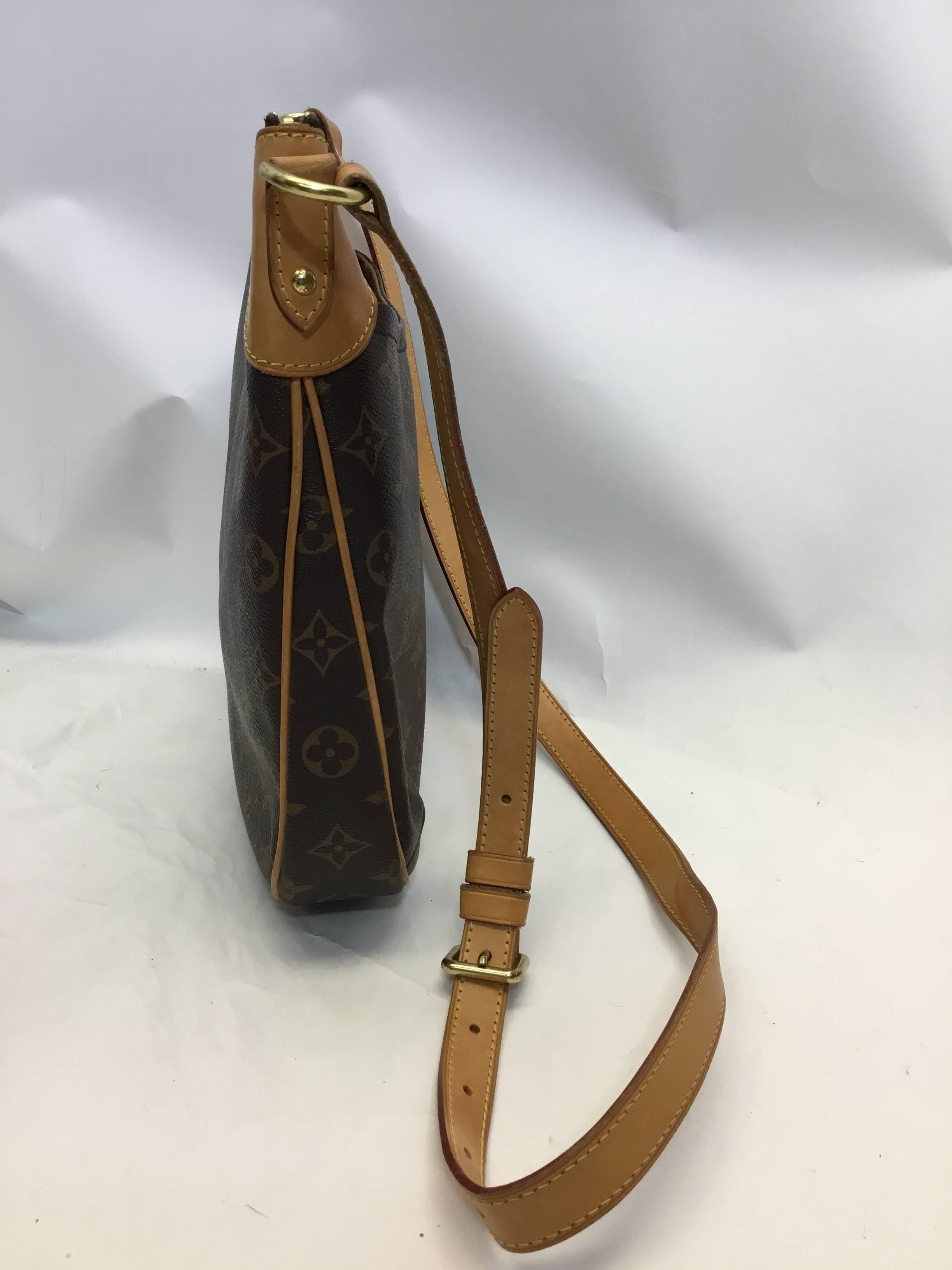 Louis Vuitton Monogram Leather Crossbody
Crossbody Strap
$799
Exterior pocket, center zip closure

