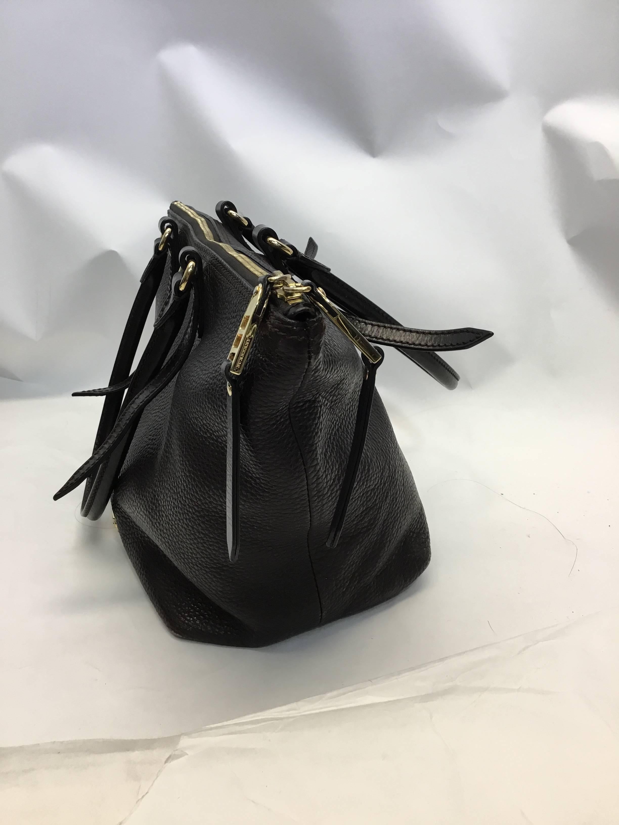 Burberry Brown Leather Zip Tote
$499
Gold toned hardware, center zip closure
Minor signs of wear on the bottom corner - see photo
Interior in classic burberry plaid pattern
