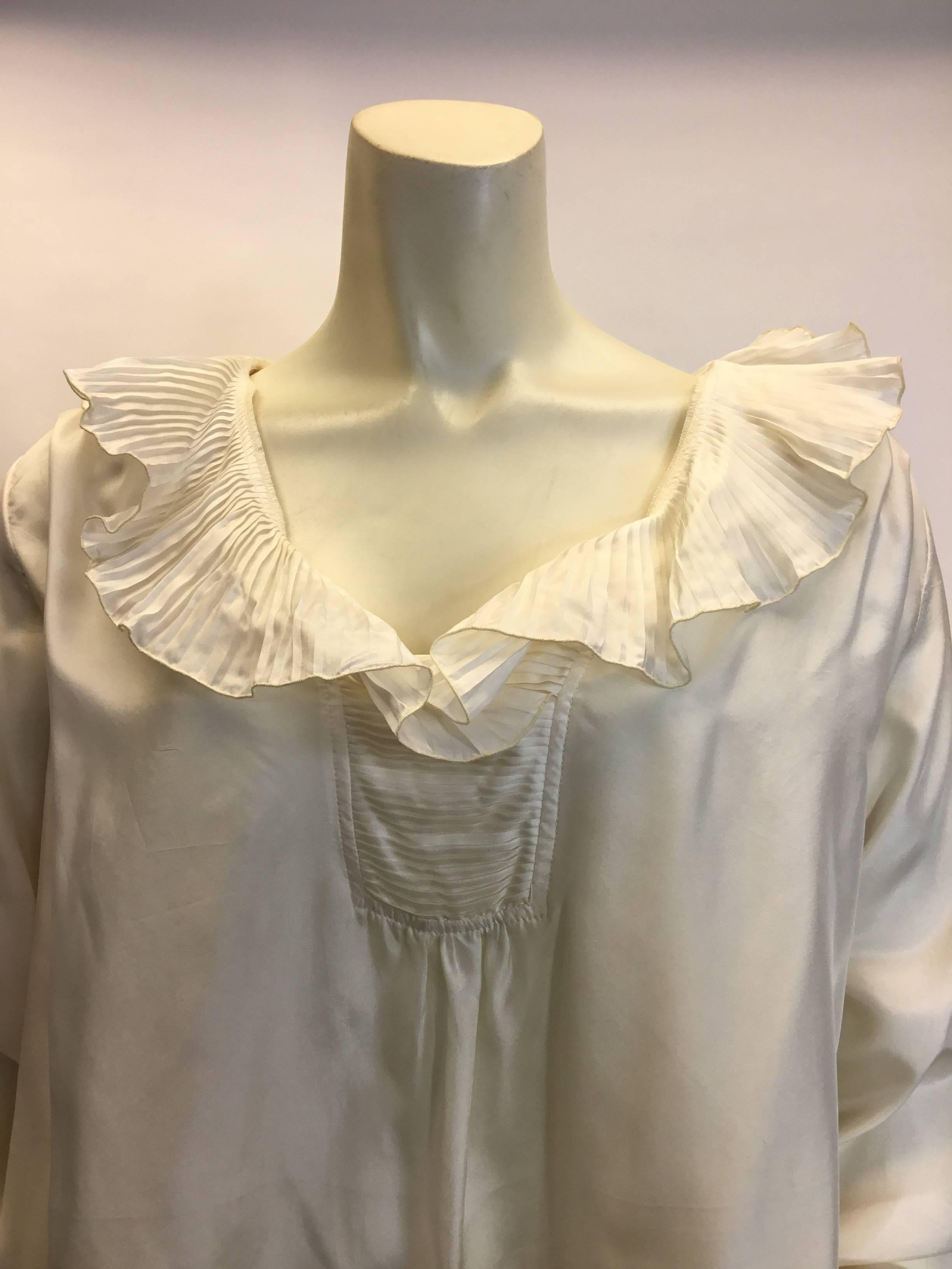 Zanda Rhodes Silk Cream Vintage Blouse
Size 10 petite
Made in England
100% silk
Slight staining under the arm and a stain on the front, see photos
