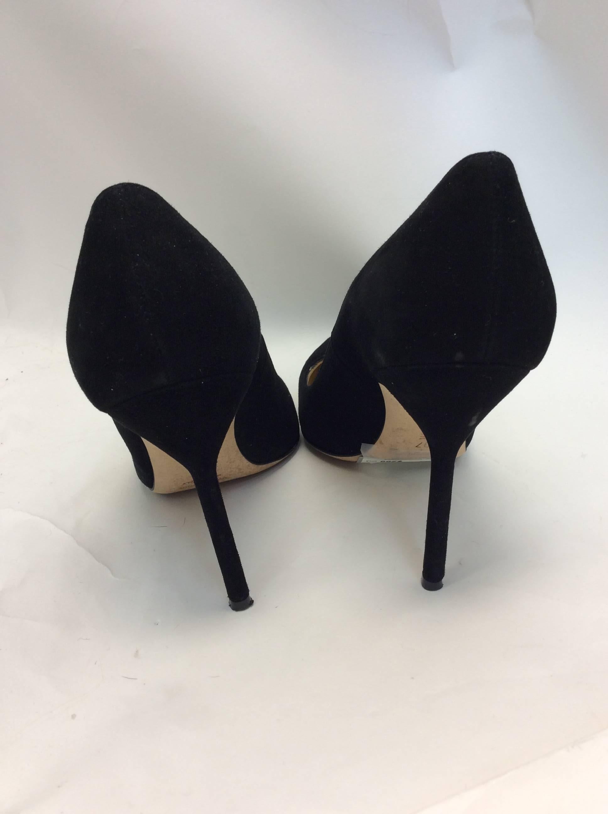 Manolo Blahnik Black Suede Pumps In Excellent Condition For Sale In Narberth, PA