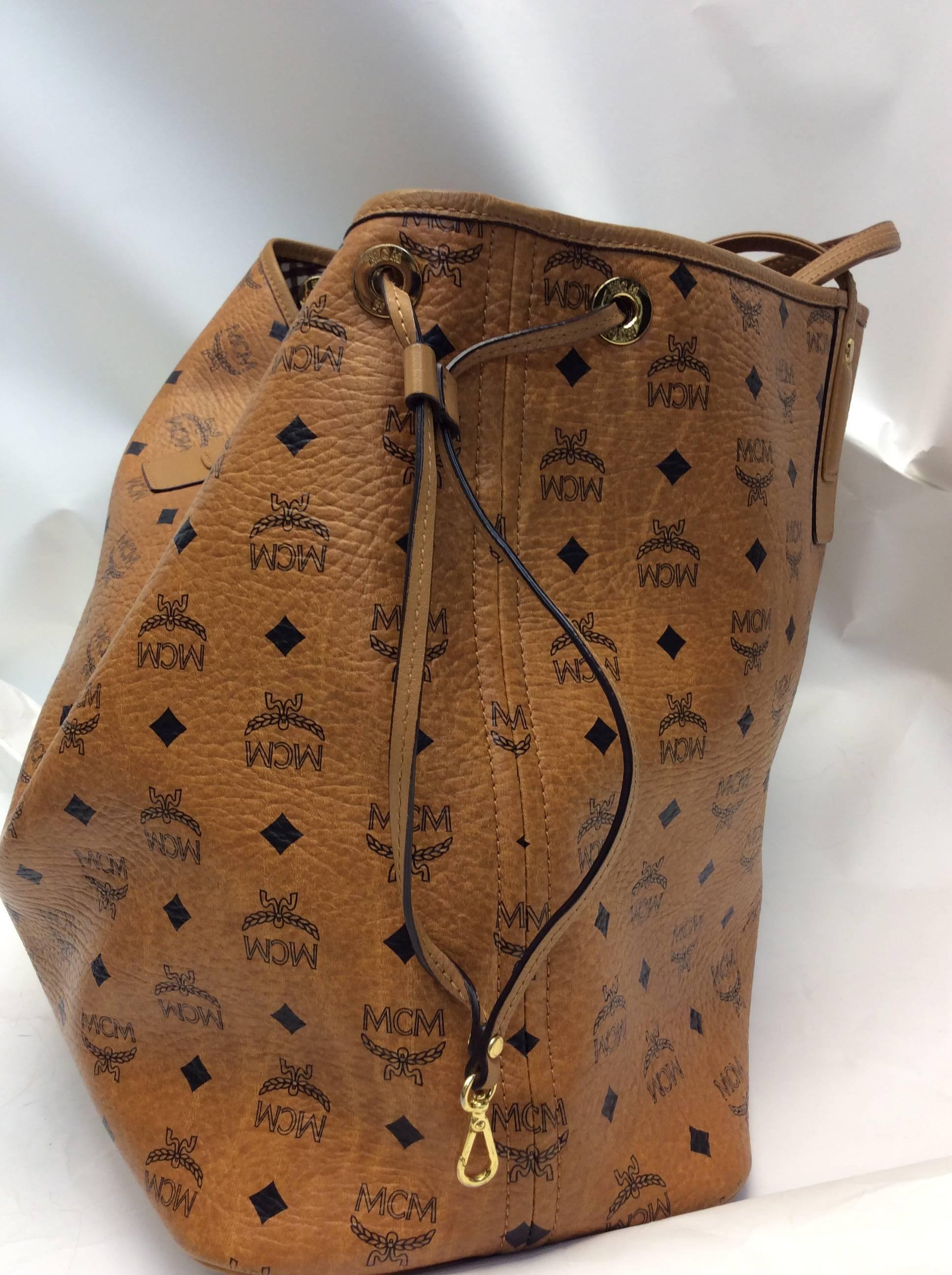 MCM Liz Large Reversible Visetos Shopper Tote
Rommy reversible shopper in iconic logo print
Dual top handles, 8.5 inch drop
Drawstring closure
Goldtoned hardware
Coated canvas
$450