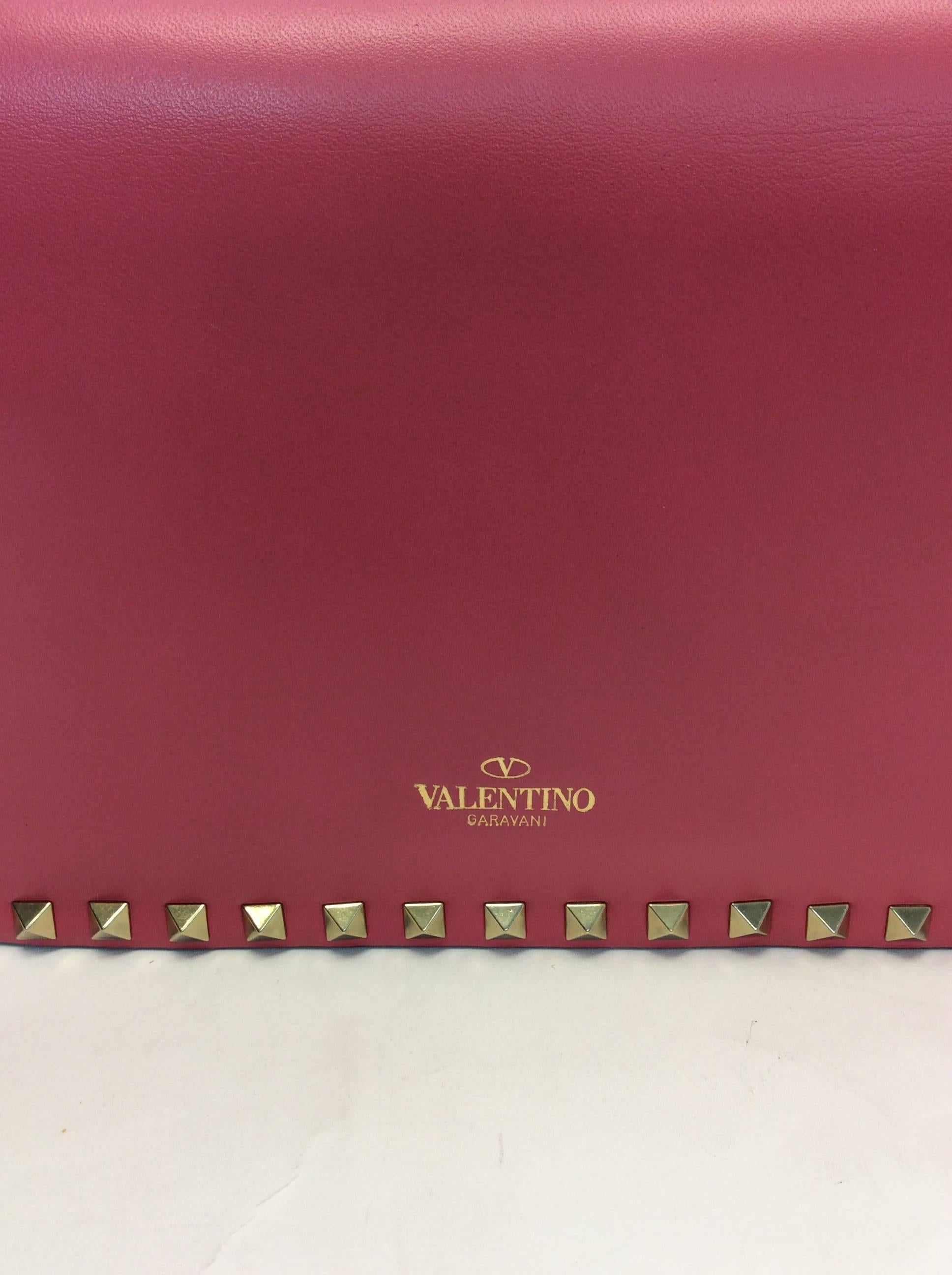 Valentino NWT Tricolor Rockstod Flap Clutch
Front flap closure
Wrist strap on back and side
Pink, green and purple 
Valentino stamp on front exterior
$1672