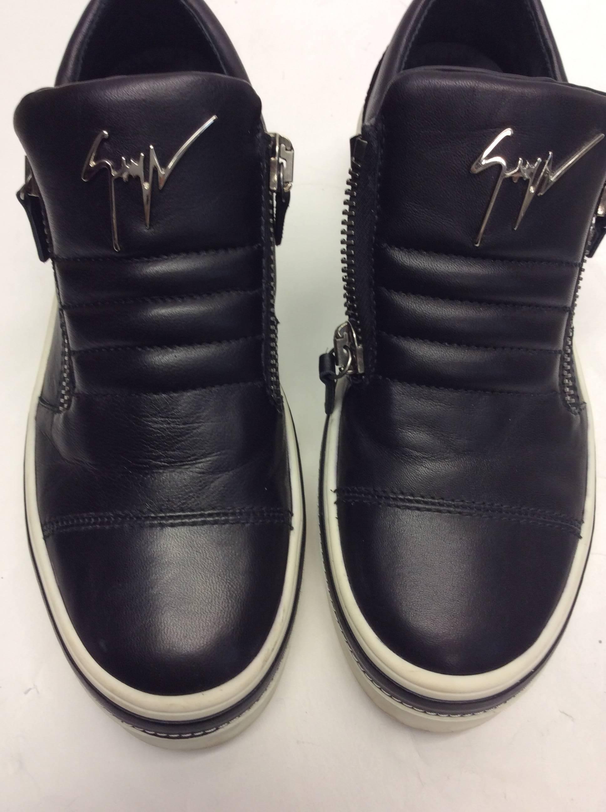 Guiseppe Zanotti Black Leather Slip On Sneaker
$350
Size 39
Silver hardware
Zipper detailing
