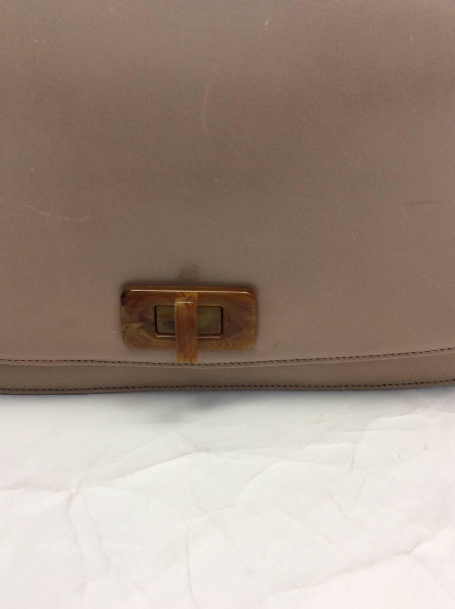 Prada Nude Horn Chain Clutch
Nude bag
Horn chain and toggle closure
$250
*scratches on leather are noted in photo
