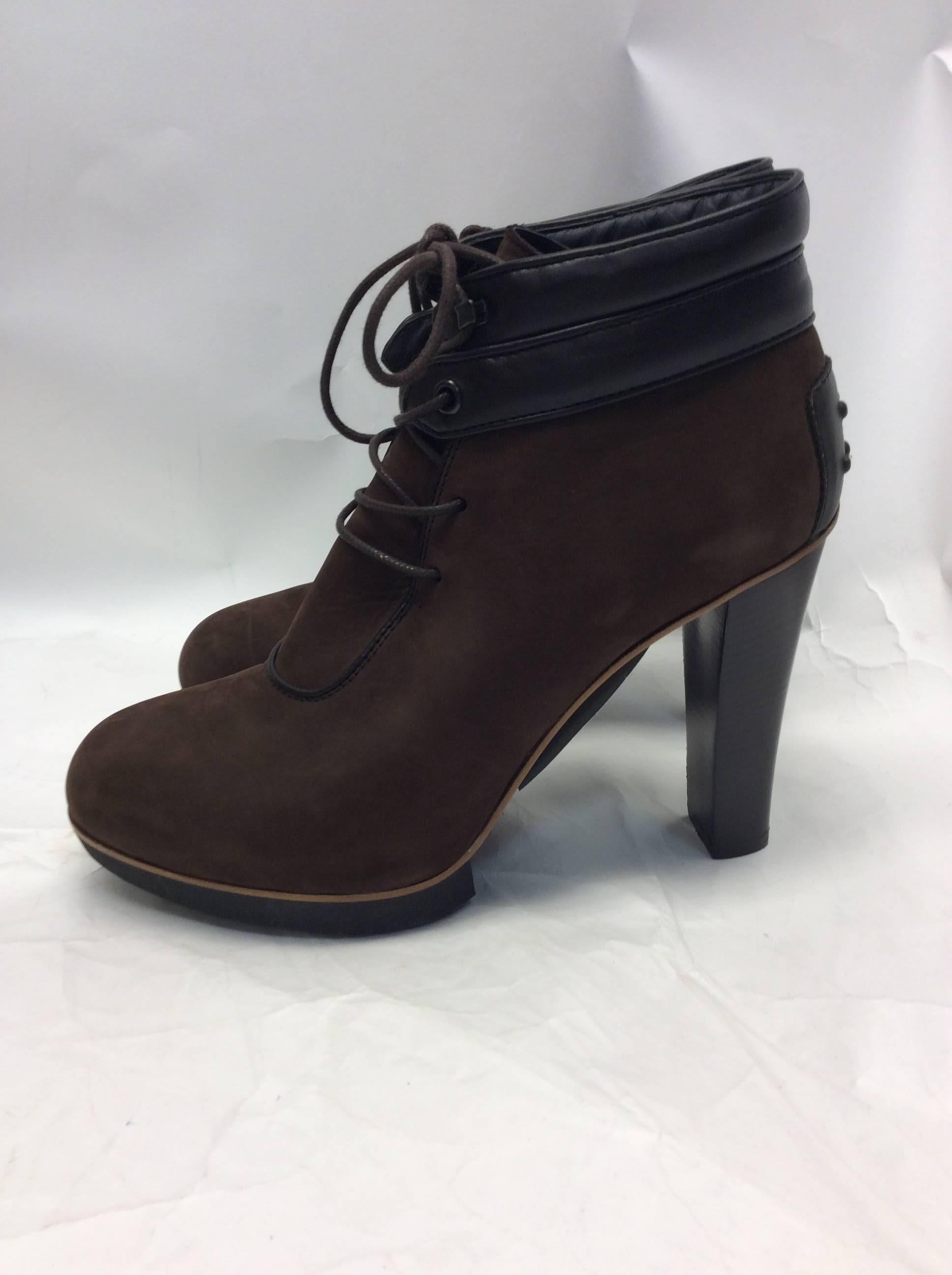 Tods Brown Lace Up Ankle Booties
Size 40
$299
4.5 inch heel, .5 inch platform
