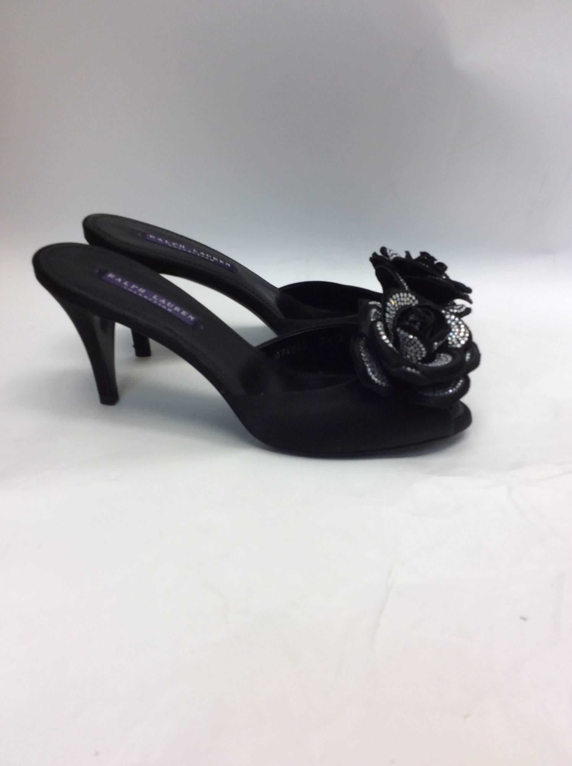 Ralph Lauren Floral Embellished Satin Pump In Excellent Condition For Sale In Narberth, PA