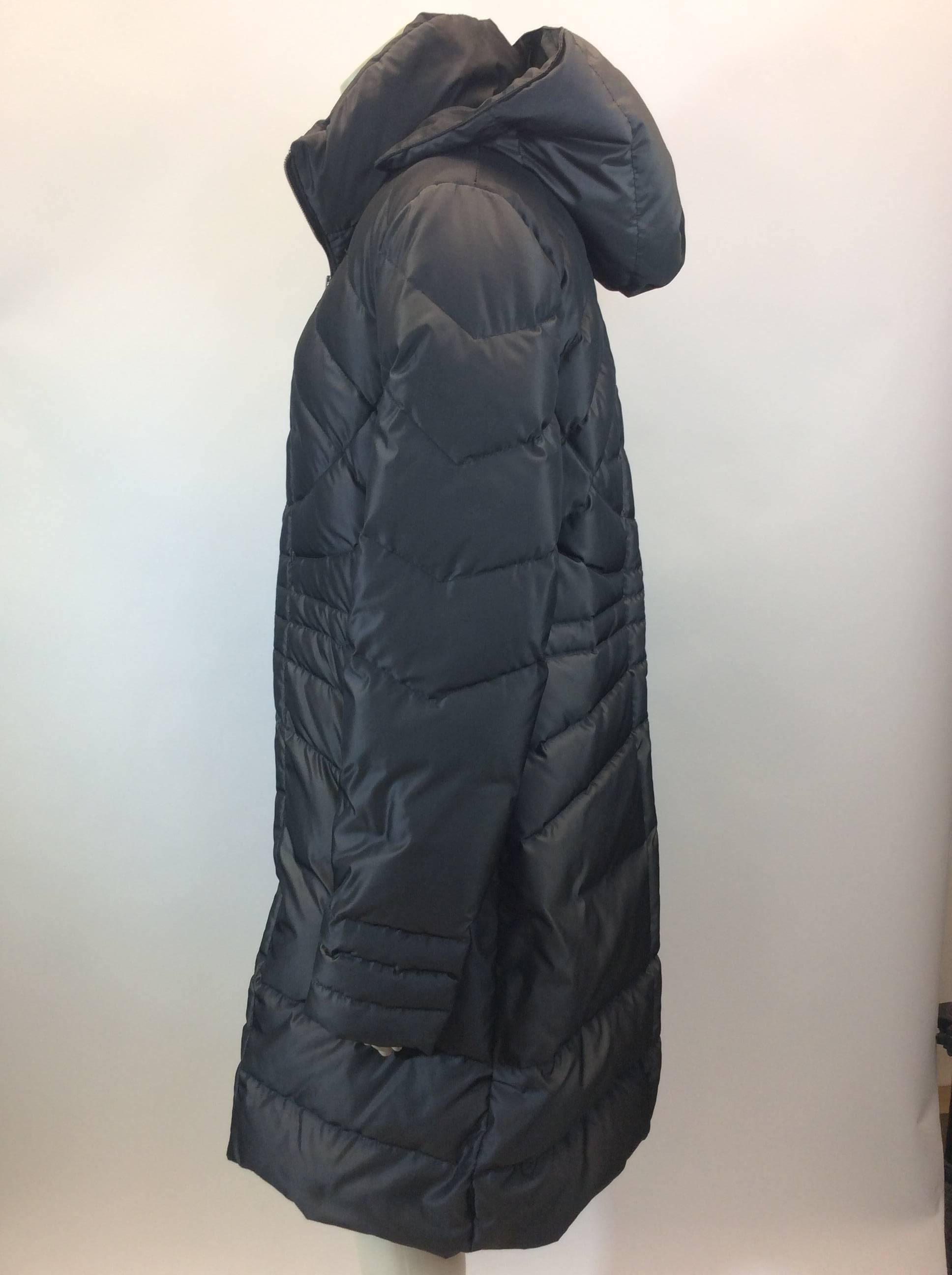 Moncler Grey Nylon Coat
$650
Made in Romania
Size 3
Length 36