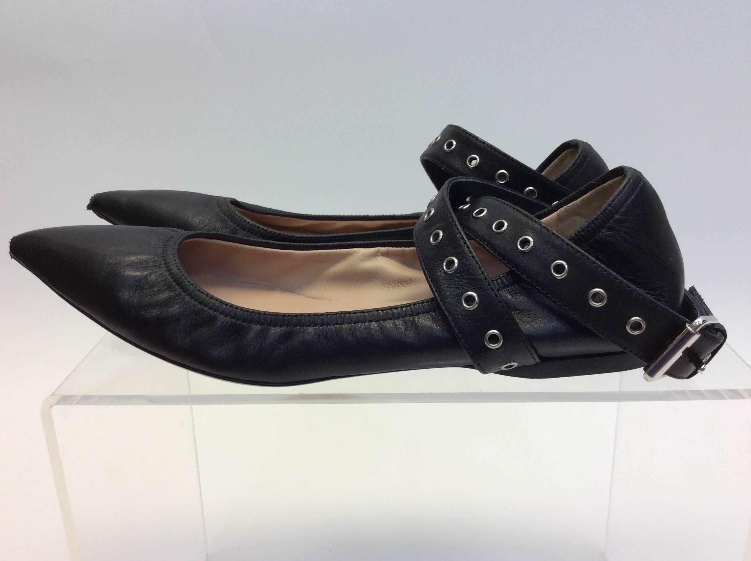 Valentino Black Leather Flats
$225
Leather
Made in Italy
Size 35.5