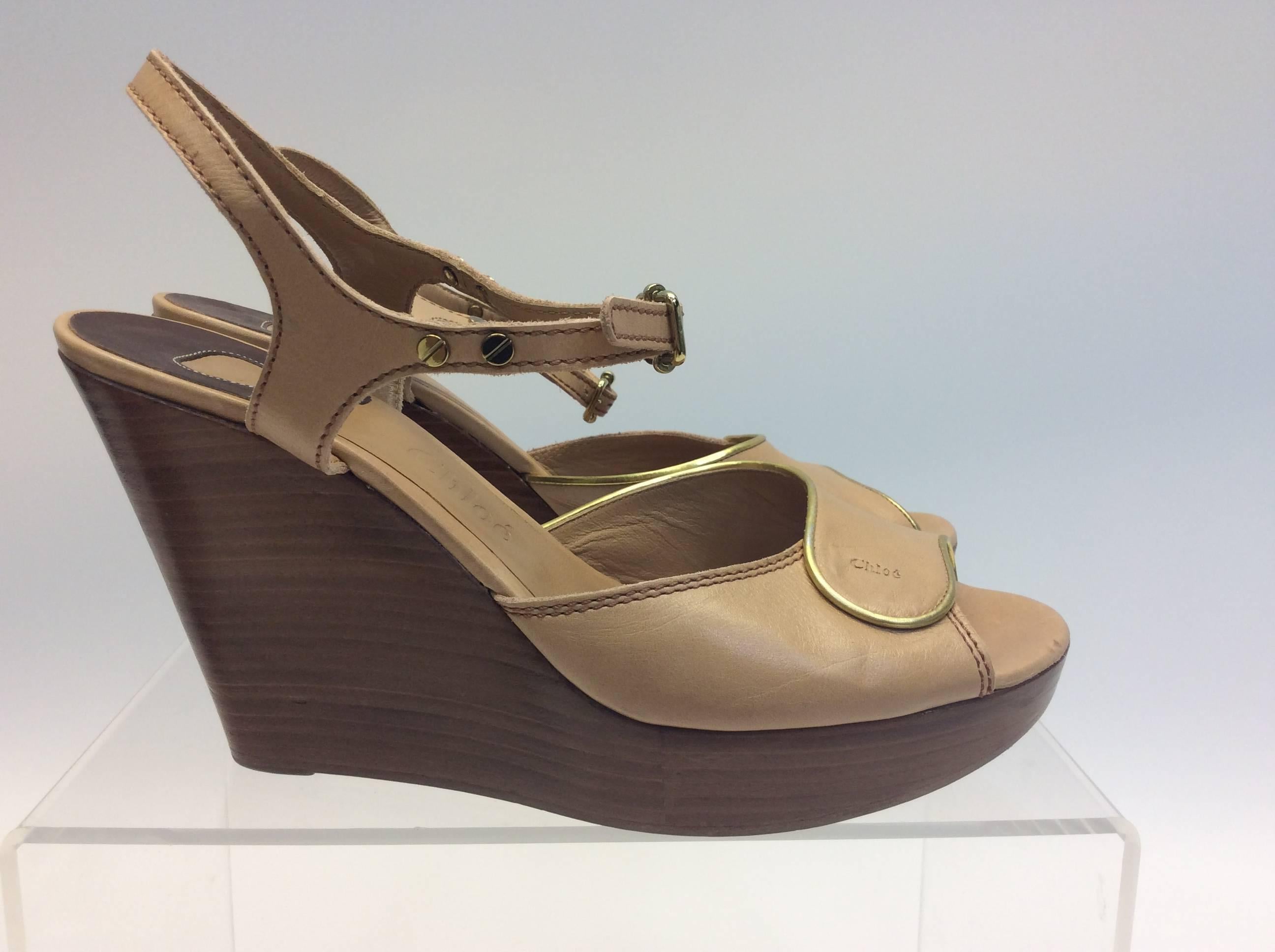 Chloe Tan Leather Wedge In Good Condition For Sale In Narberth, PA