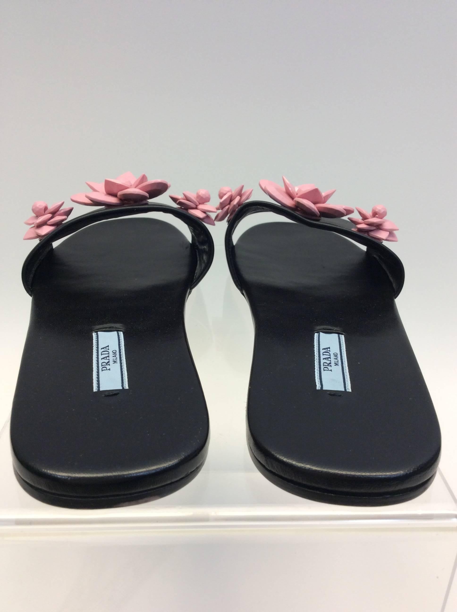 Prada Pink and Black Leather Flower Sandal  In Excellent Condition For Sale In Narberth, PA