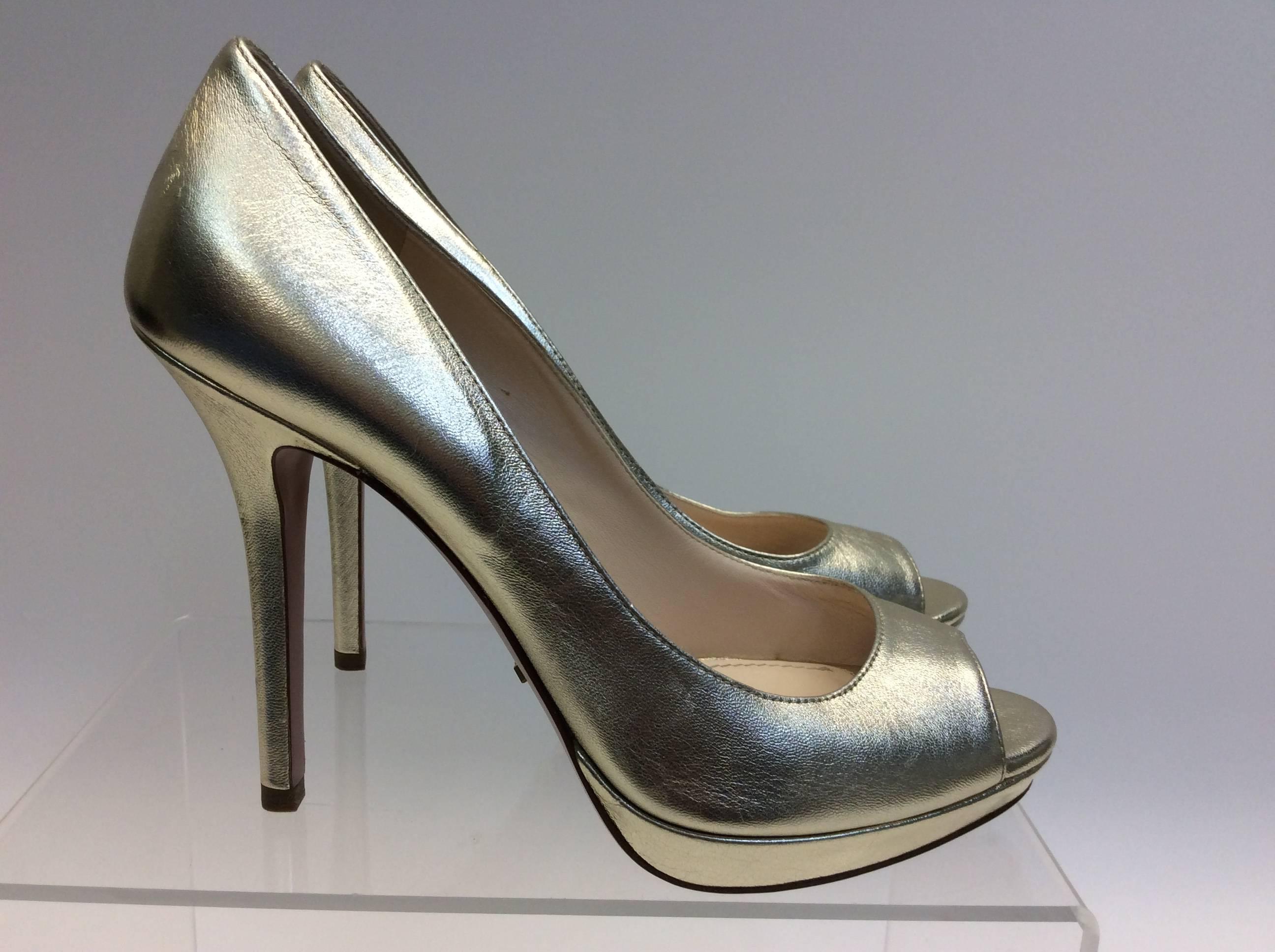 Prada Gold Leather Peep Toe Pump In Excellent Condition For Sale In Narberth, PA