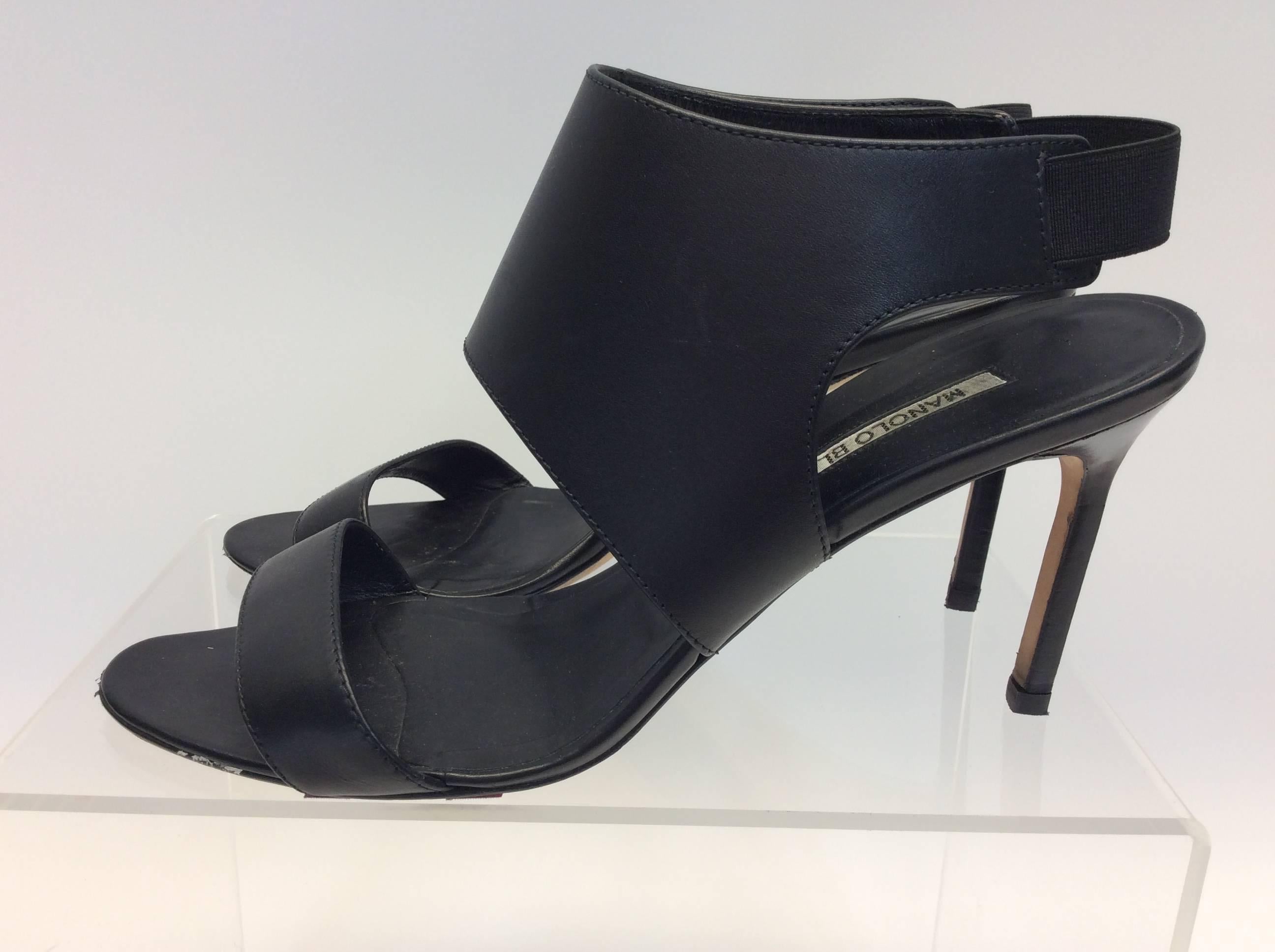 Manolo Blahnik Black Leather Heels
$350
Made in Italy
Size 39.5
3.5
