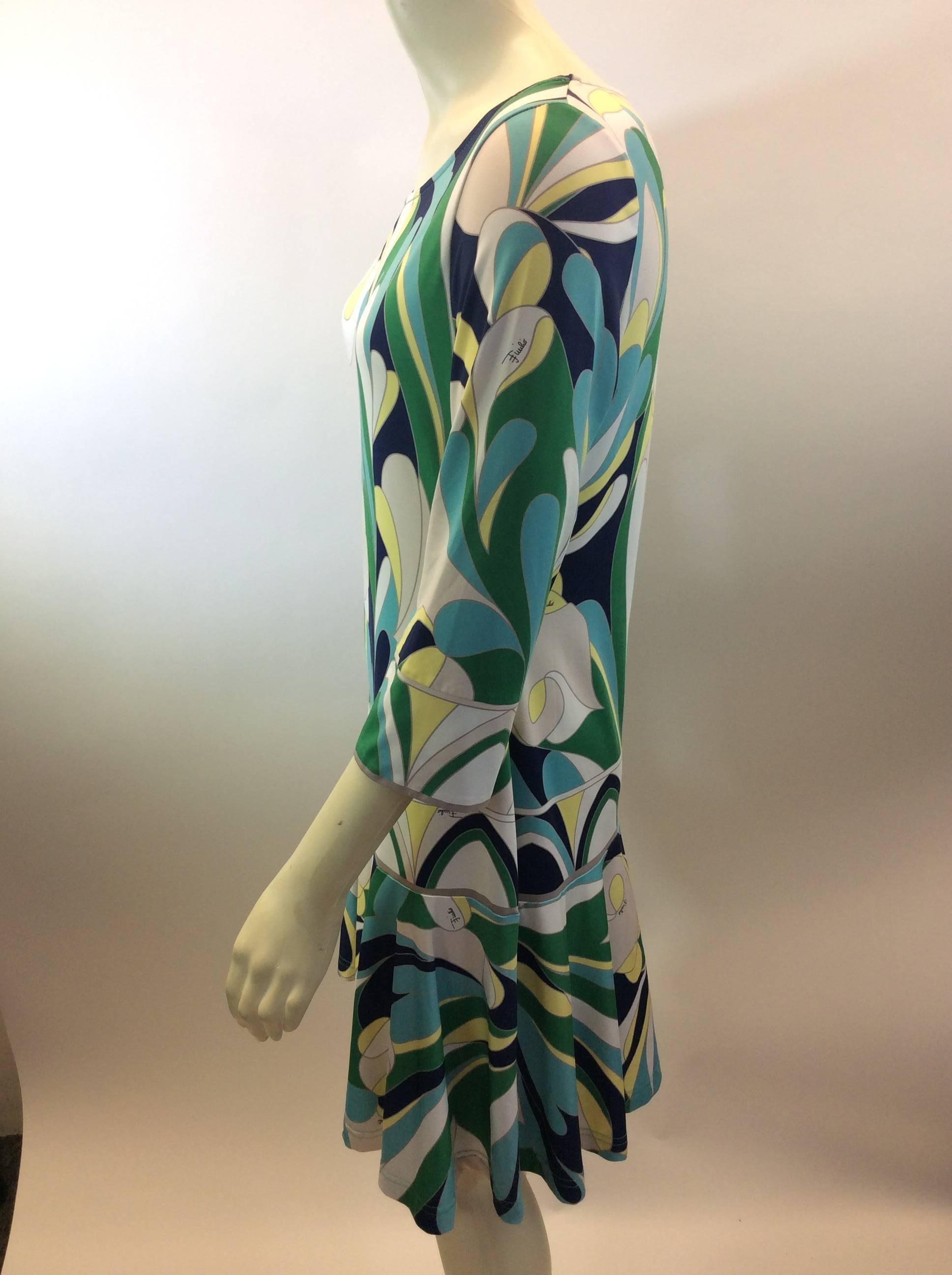 Emilio Pucci Green and Blue Print Silk Dress
$250
Made in Italy
100% Silk
Size 40
Length 35
