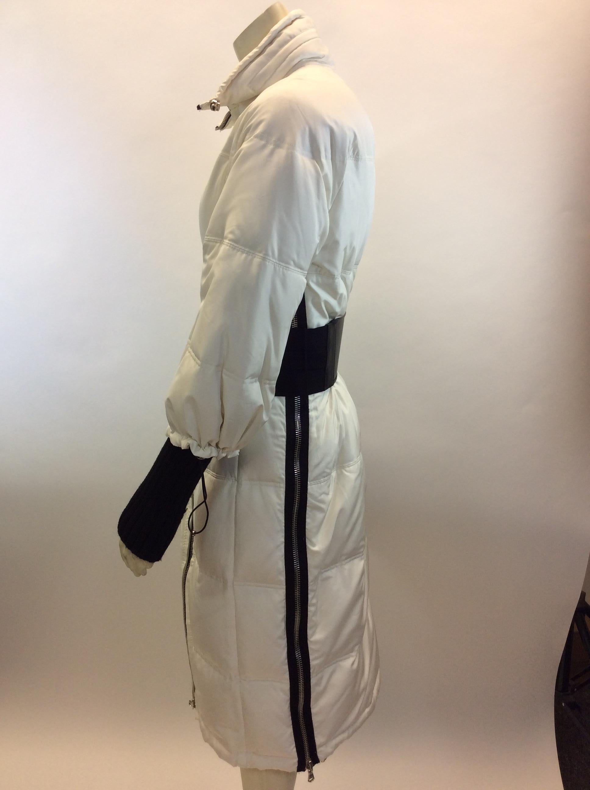 Kaufman Franco White Silk and Down Coat
$499
Made in China
Shell- 100% Silk
Filling- 100% Down
Lining- 100% Silk
Size 8
Length 40