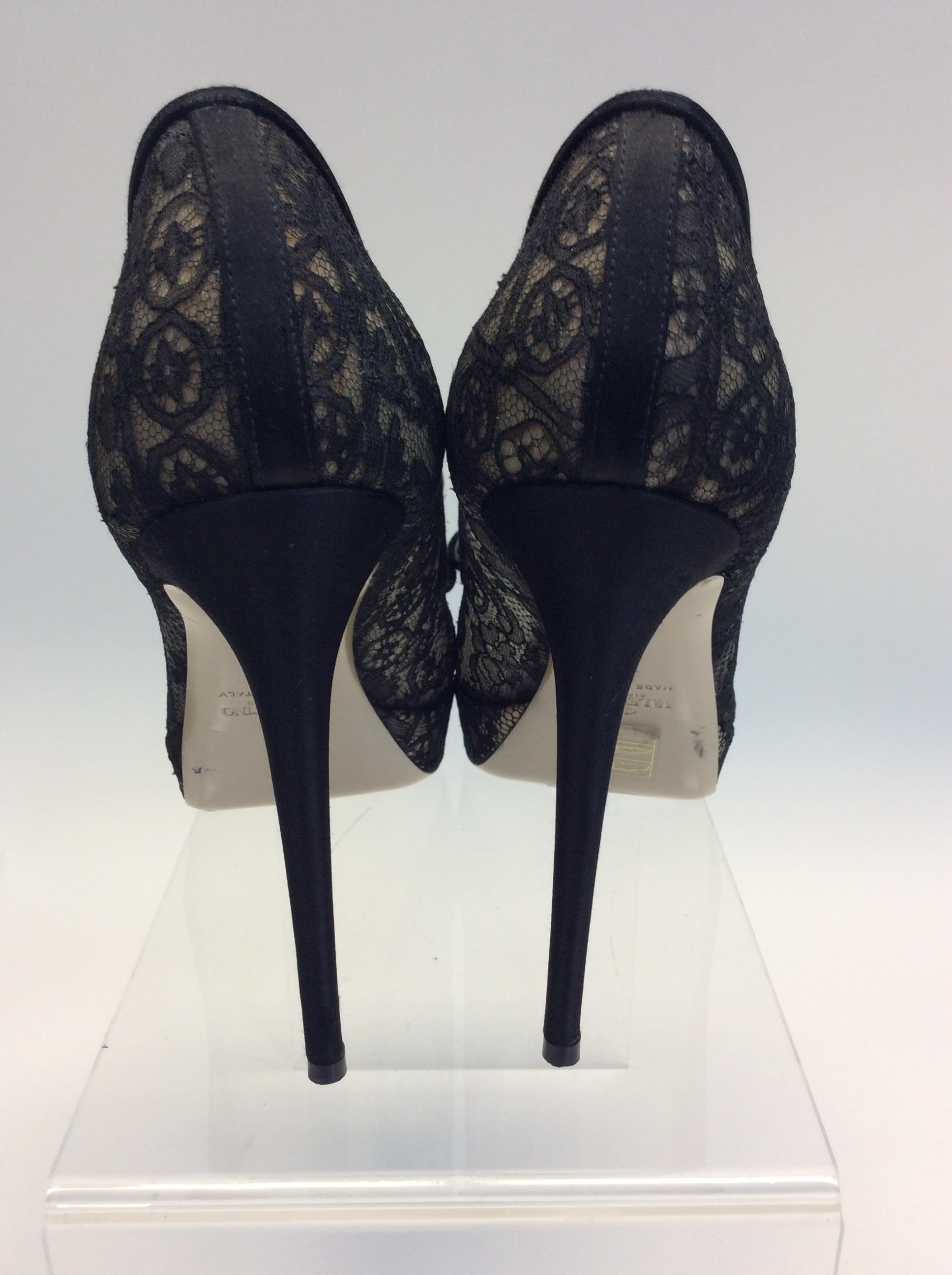 Valentino Black Lace Bow Heels In Excellent Condition For Sale In Narberth, PA