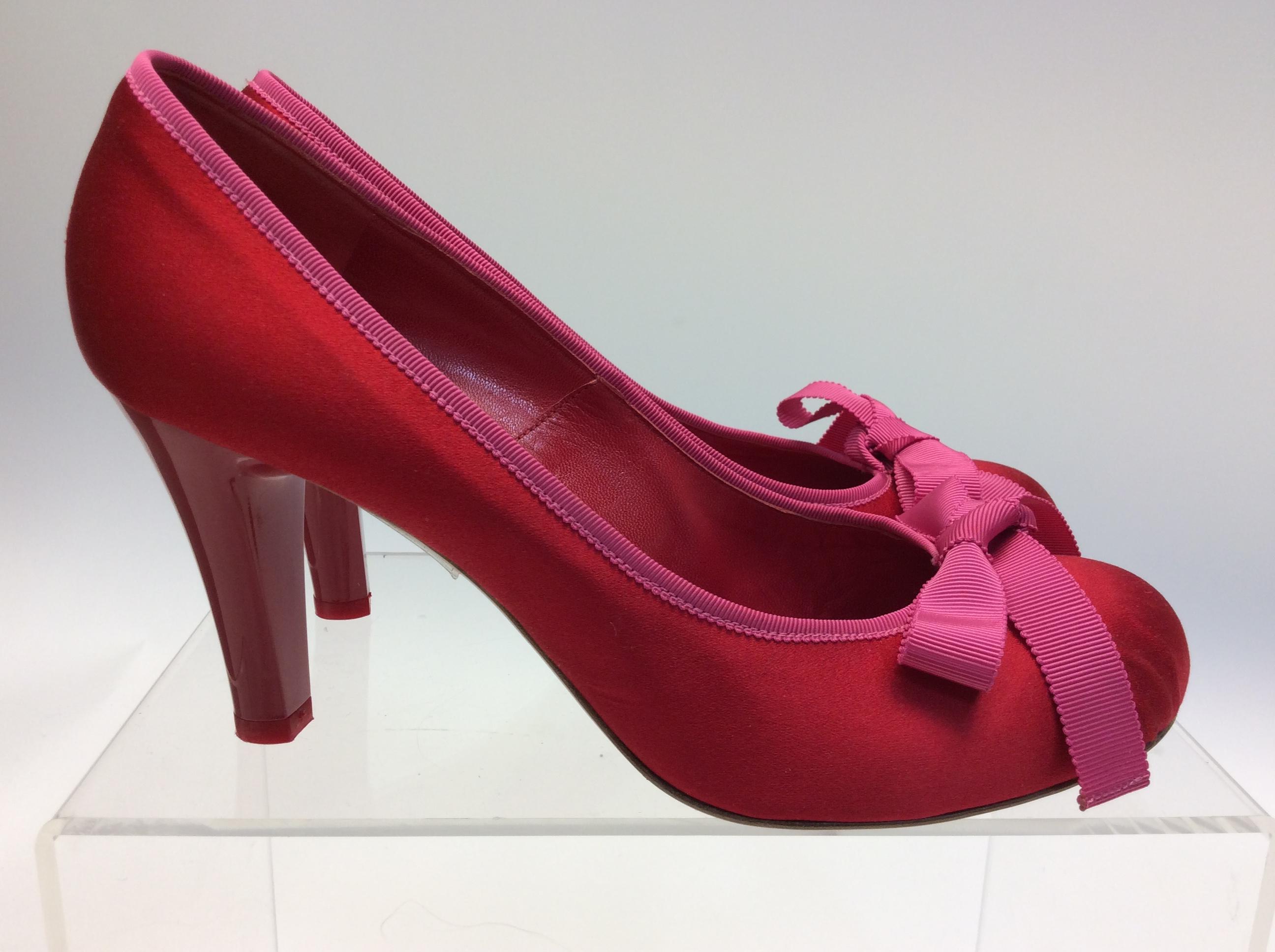 Marc Jacobs Red and Pink Satin Bow Heels In Excellent Condition For Sale In Narberth, PA