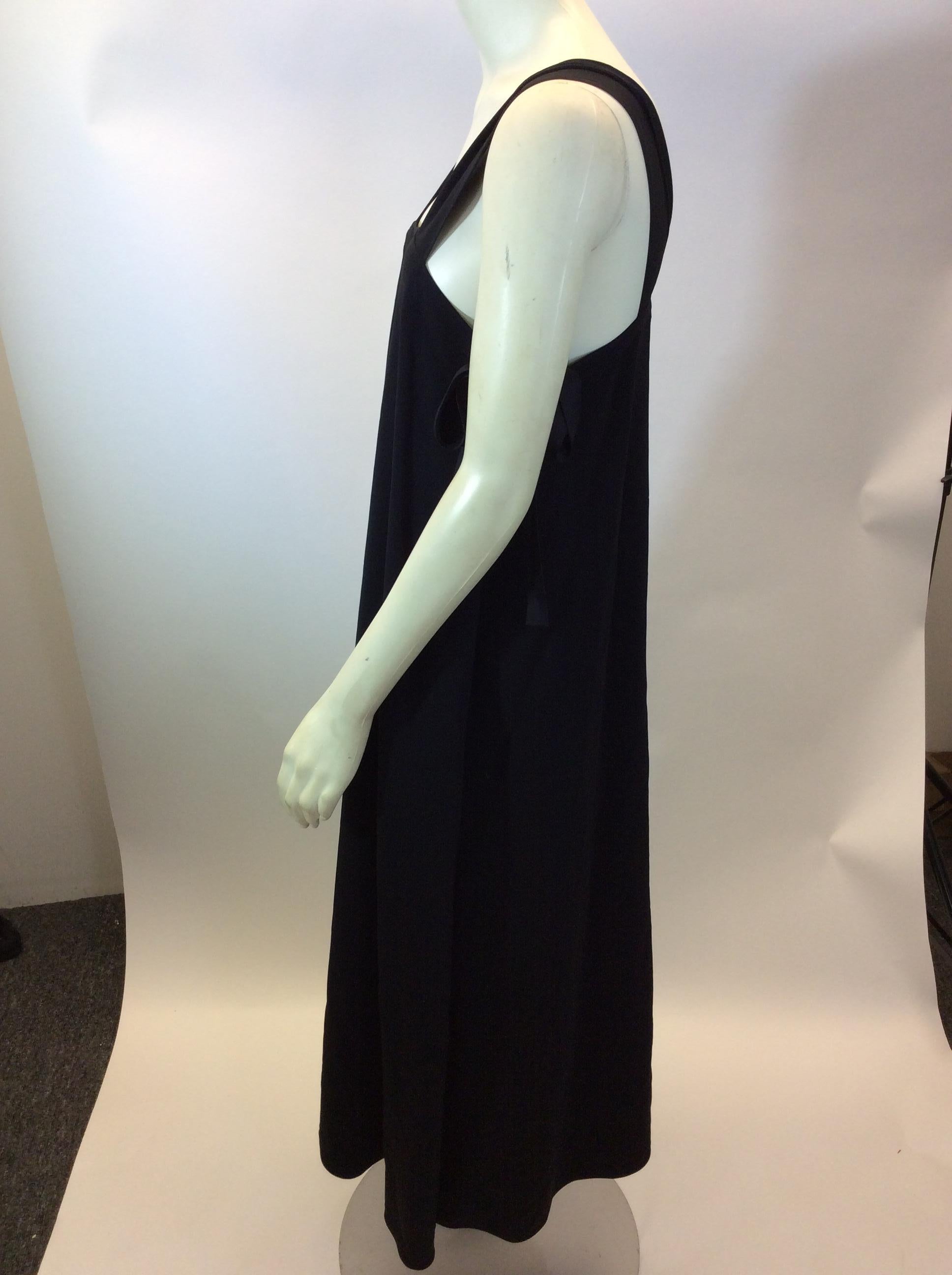 Helmut Lang Black Dress
$250
Made in China
54% Viscose, 46% Acetate
Size Medium
Length 47