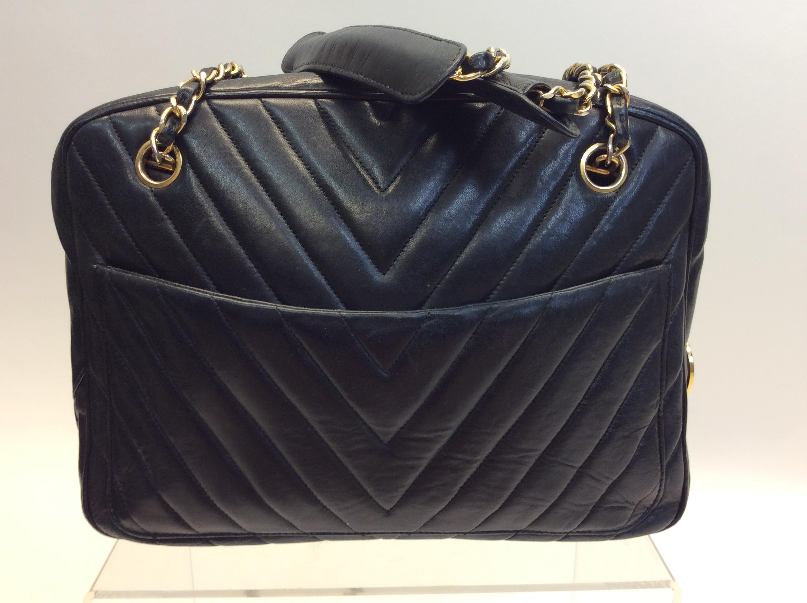 Chanel Black Chevron Quilted Leather Shoulder Bag In Good Condition For Sale In Narberth, PA