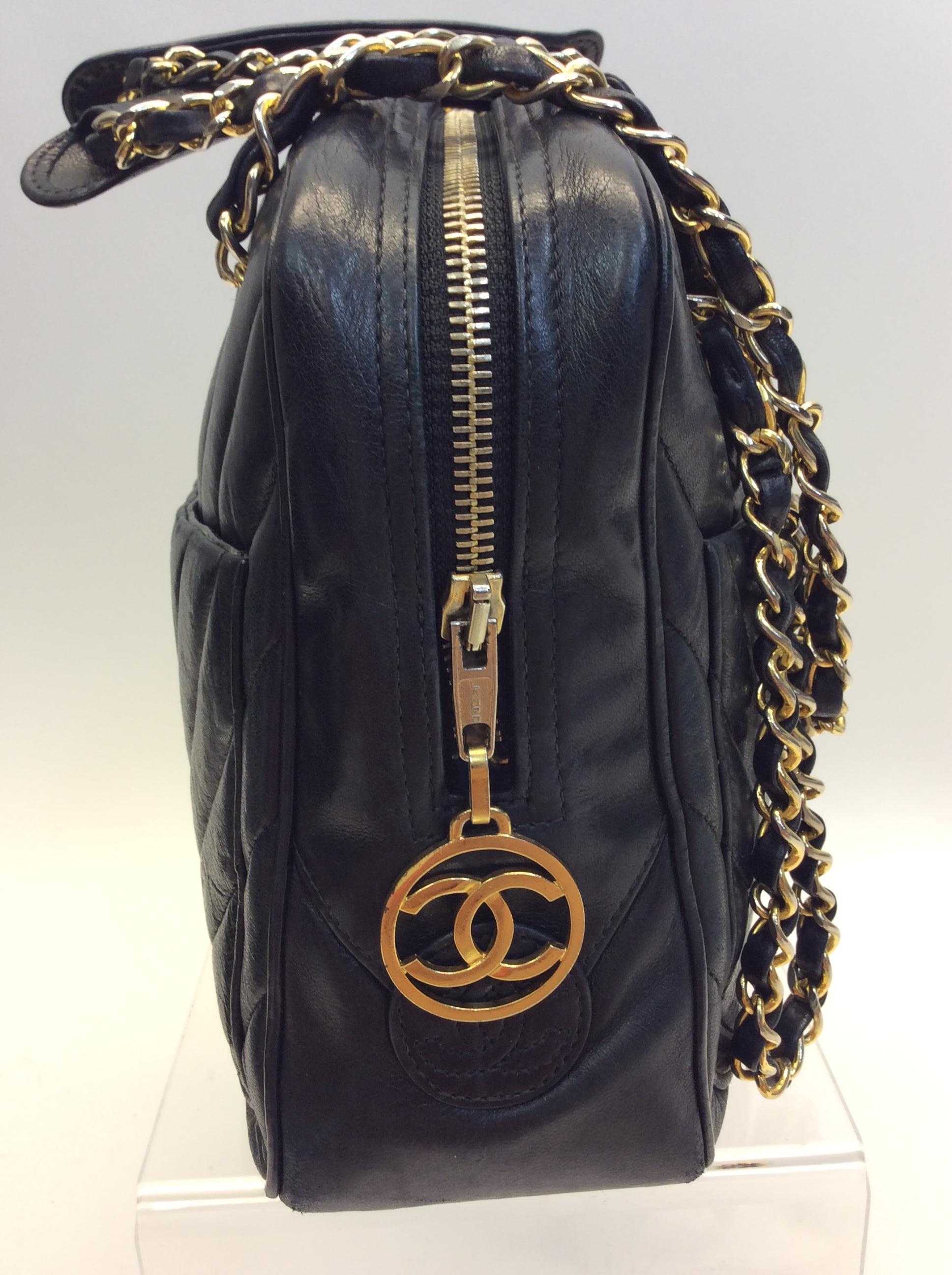 Women's Chanel Black Chevron Quilted Leather Shoulder Bag For Sale