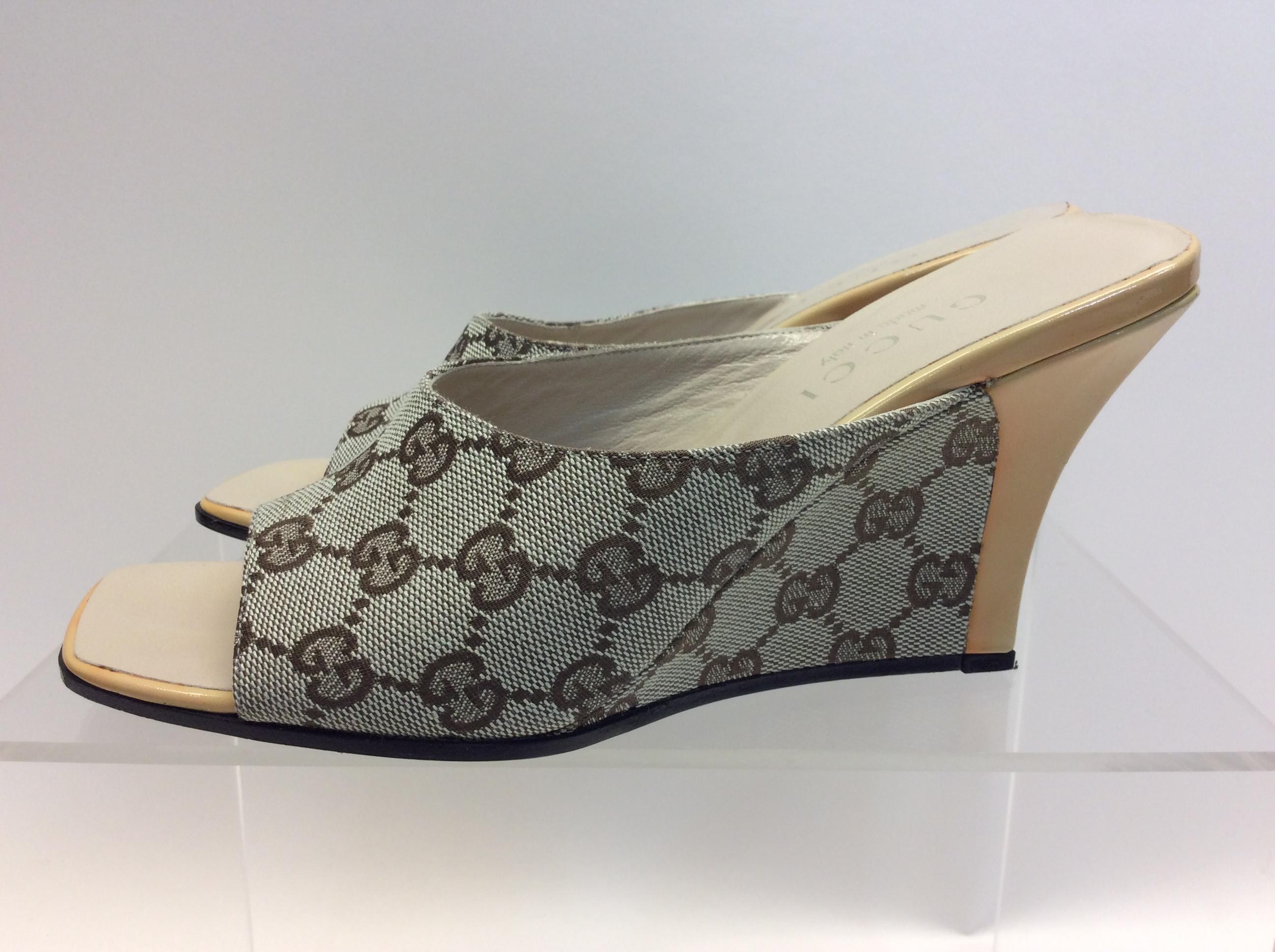 Gucci Tan Monogram Slip On Wedge
$150
Made in Italy
Size 6
Wedge: 3.5