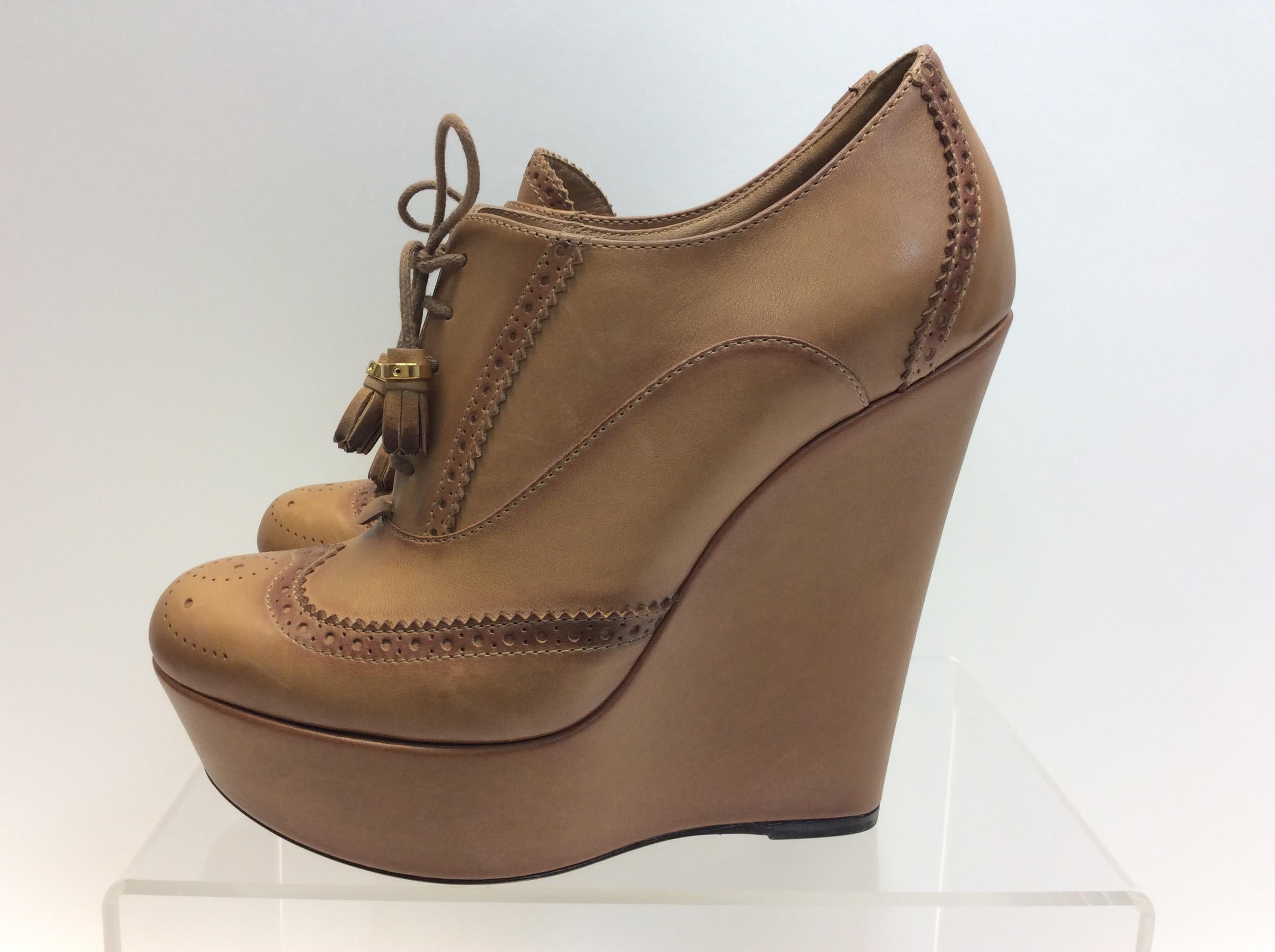 Gucci Tan Leather Lace Up Wedge
$350
Made in Italy
Size 37
5.5” wedge
1.5” platform
