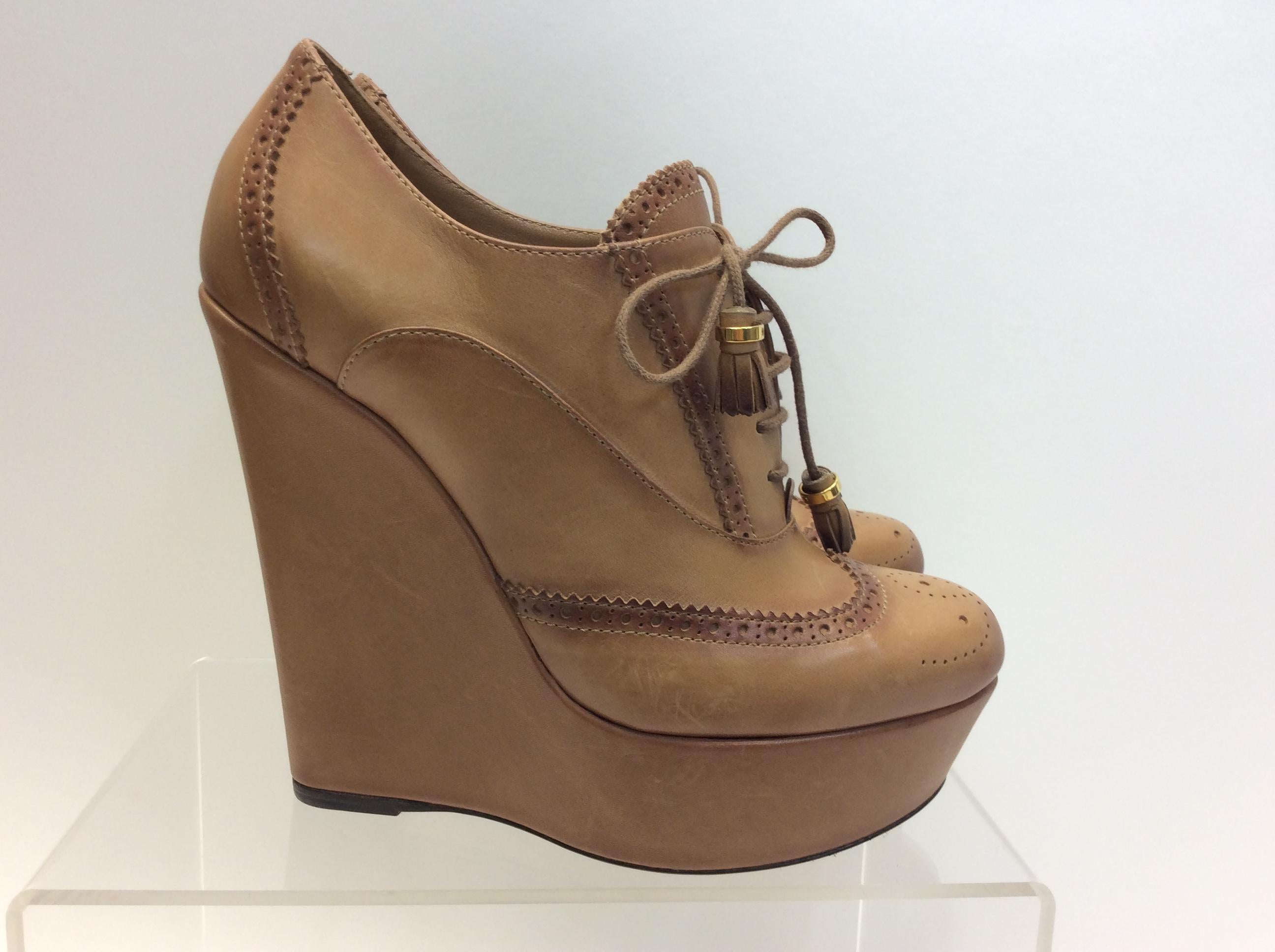 Gucci Tan Leather Lace Up Wedge In Excellent Condition For Sale In Narberth, PA