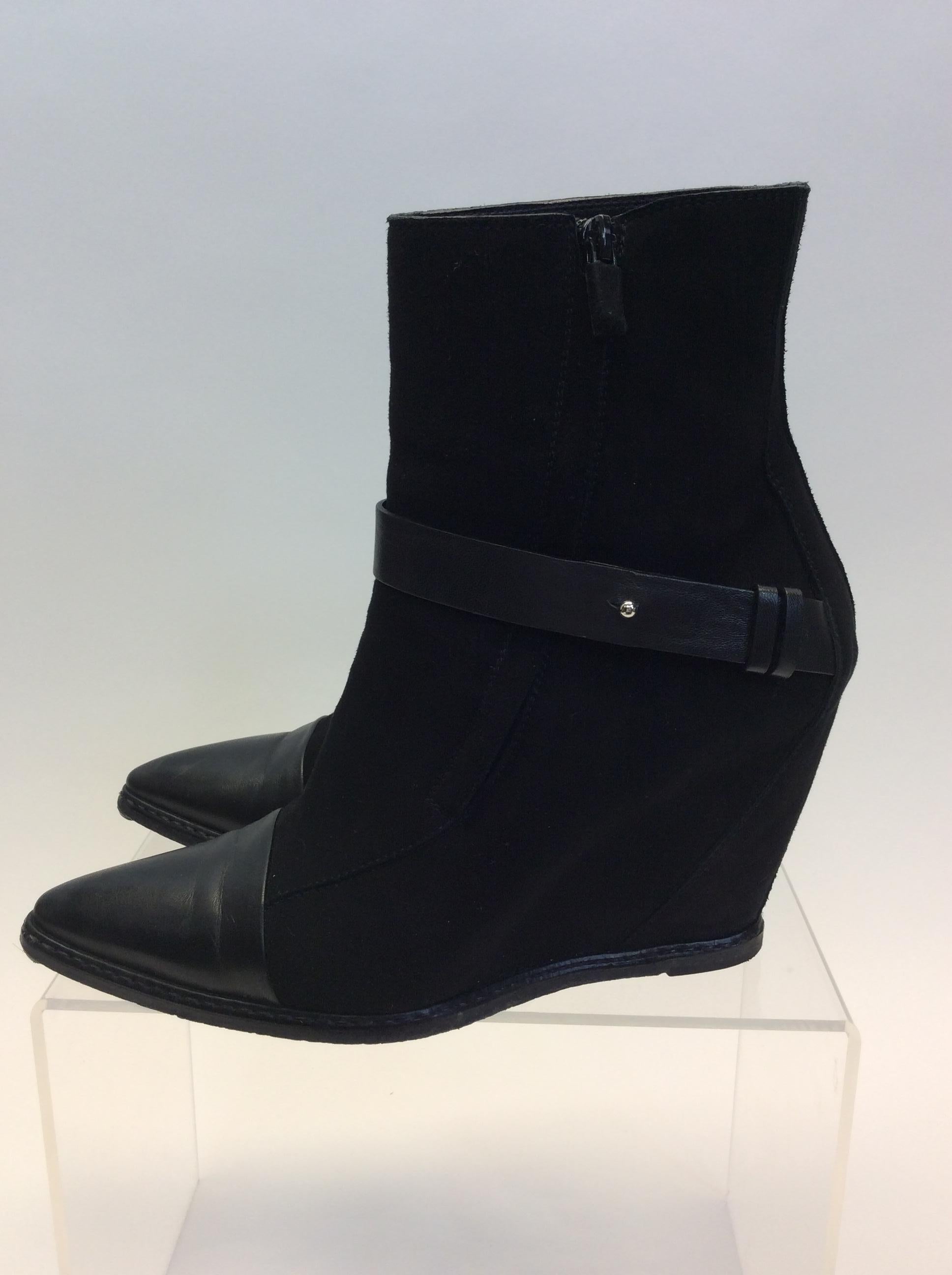 Costume National Black Leather and Suede Ankle Boots
$499
Made in Italy
Leather and Suede
Size 40
3.5