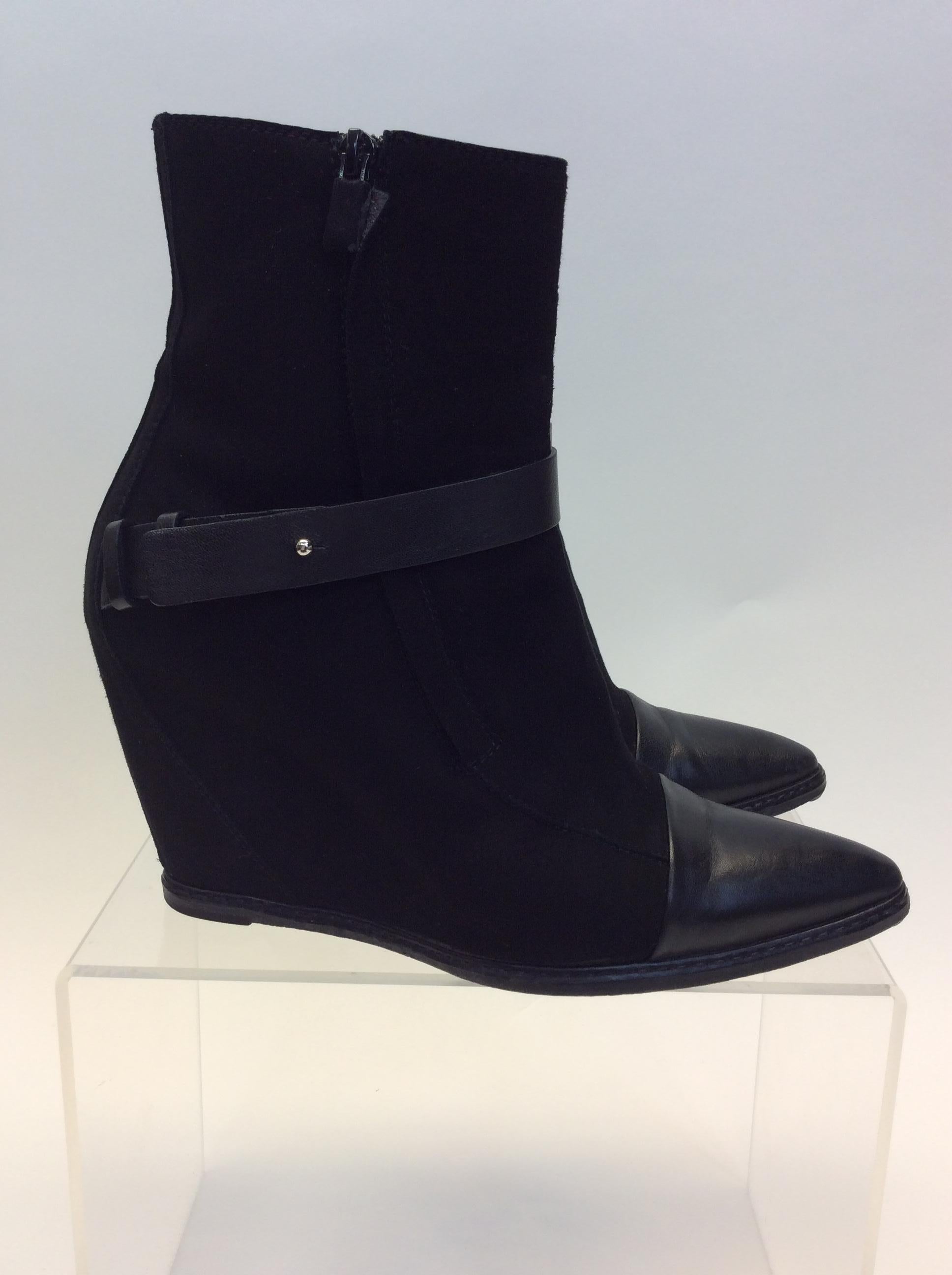 Costume National Black Leather and Suede Ankle Boots In Excellent Condition For Sale In Narberth, PA