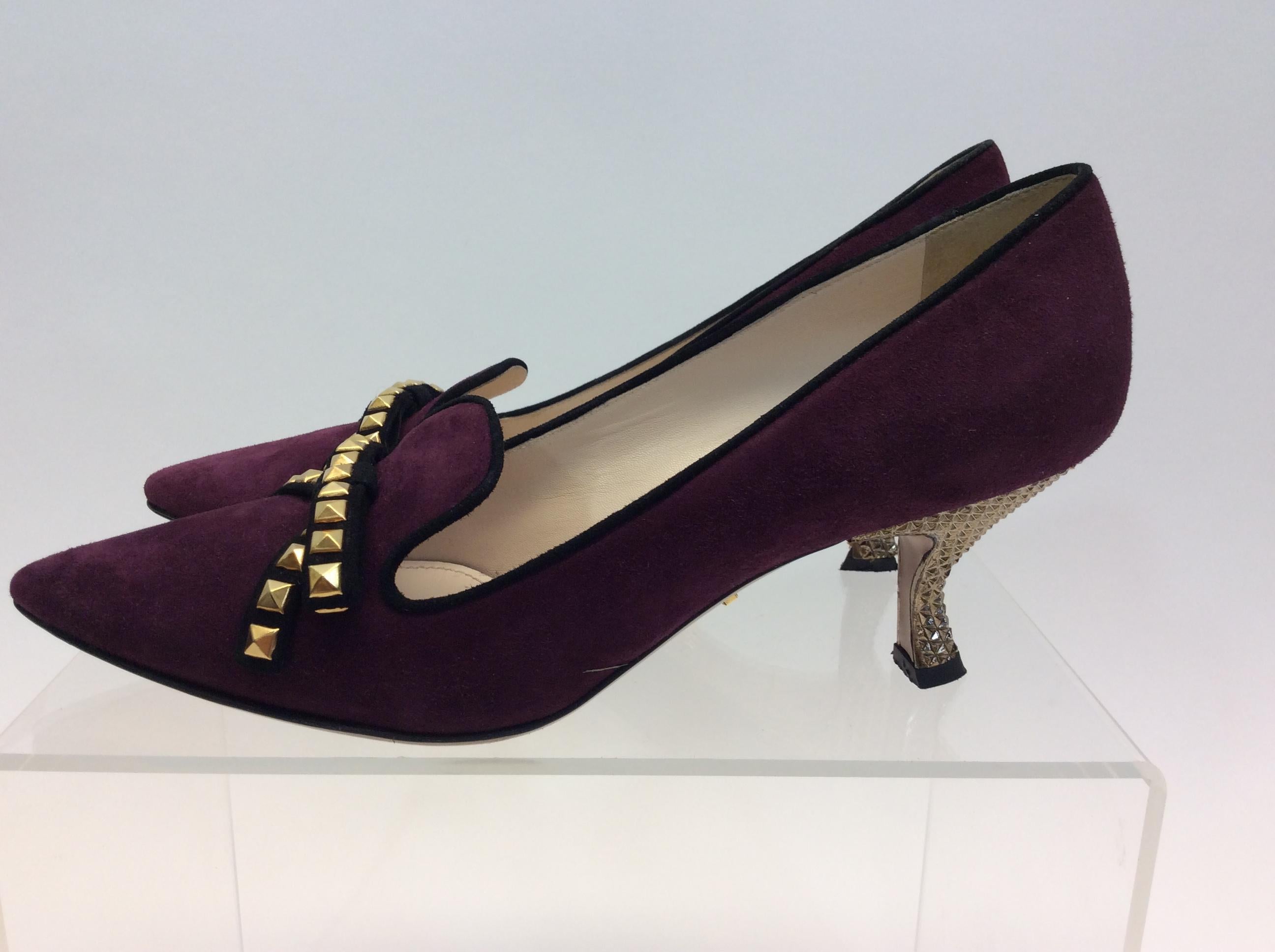 Prada Burgundy Suede Studded Pump
Made in Italy
Suede
Size 37.5
2
