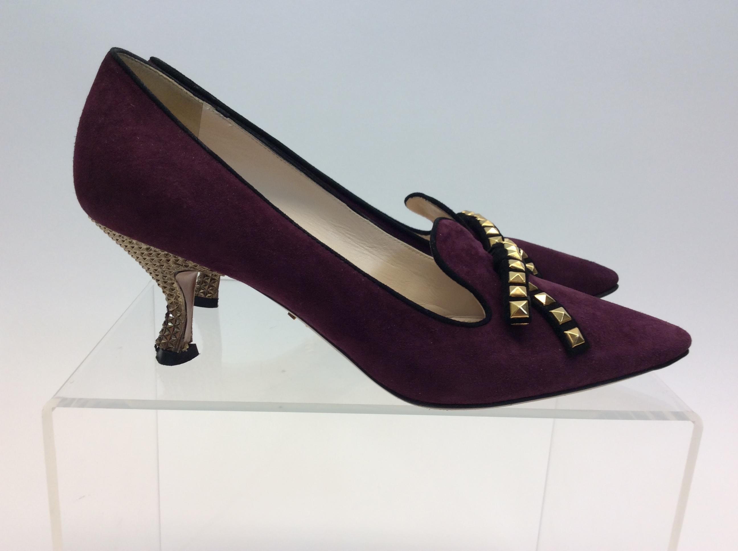 Prada Burgundy Suede Studded Pump In Good Condition For Sale In Narberth, PA