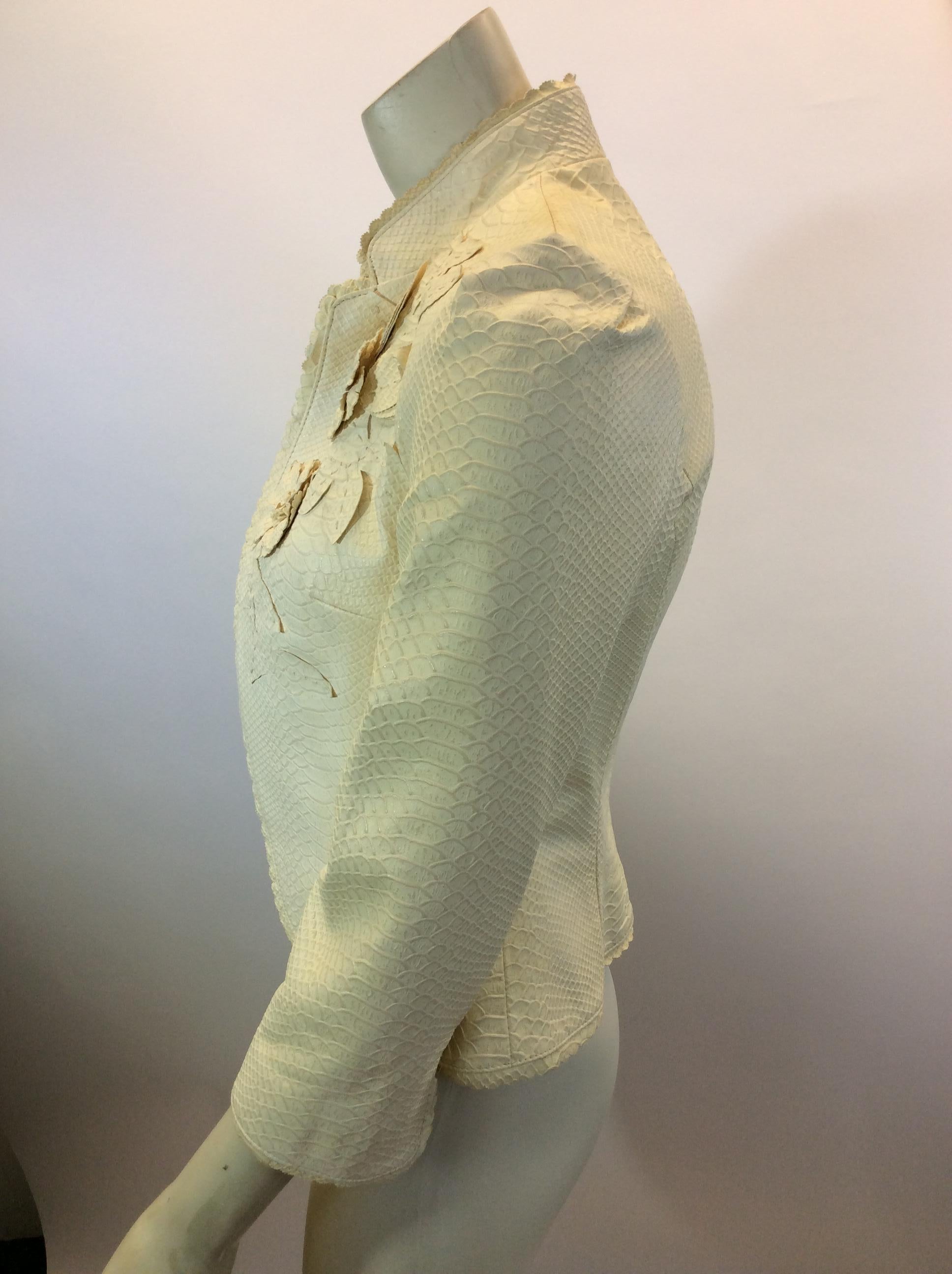 The Wright's Winter White Leather Jacket NWT
Made in the US
Leather, Lining 100% Silk
Size 4
Length 20