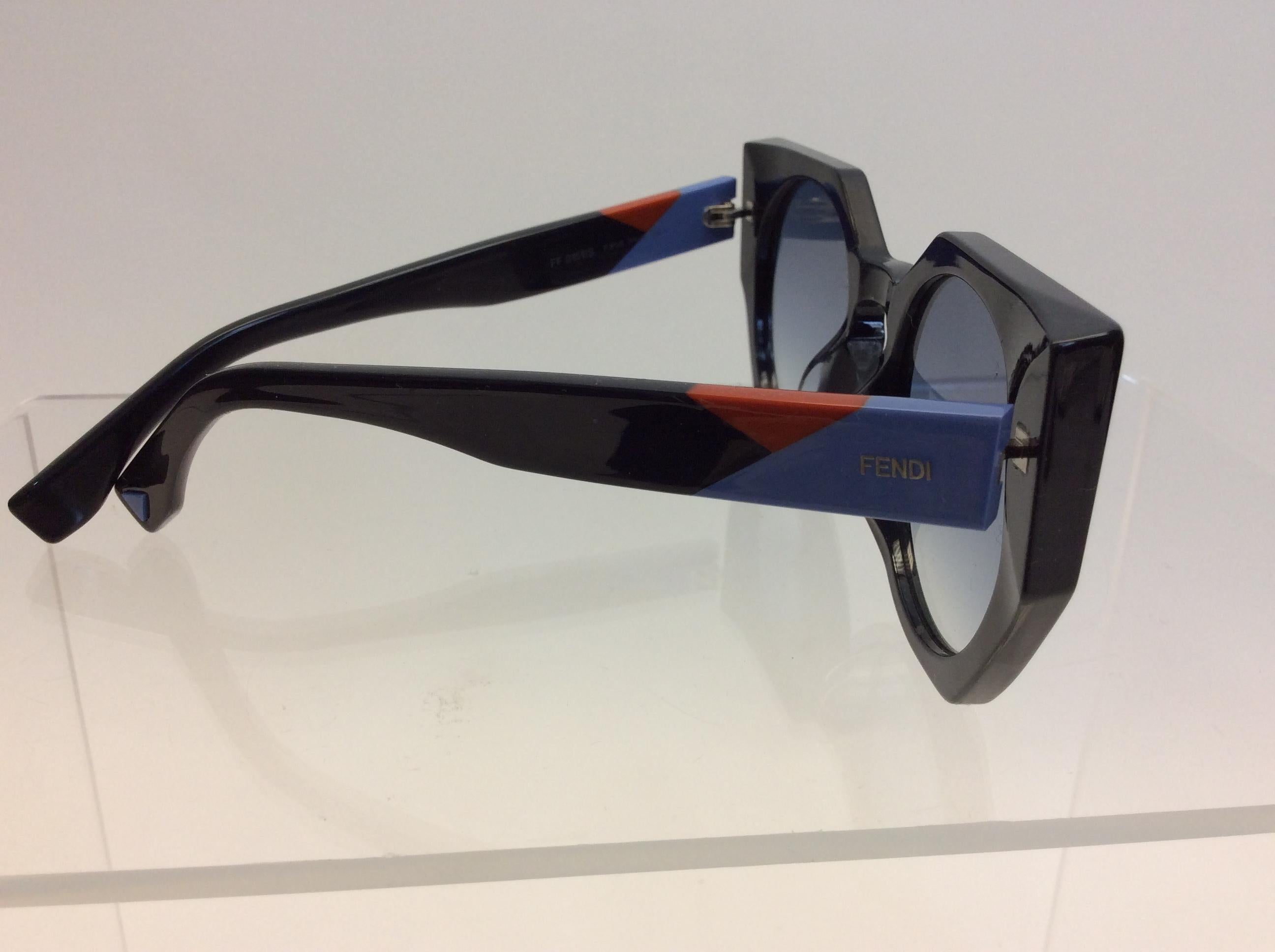 Fendi Navy Blue Sunglasses In Excellent Condition For Sale In Narberth, PA
