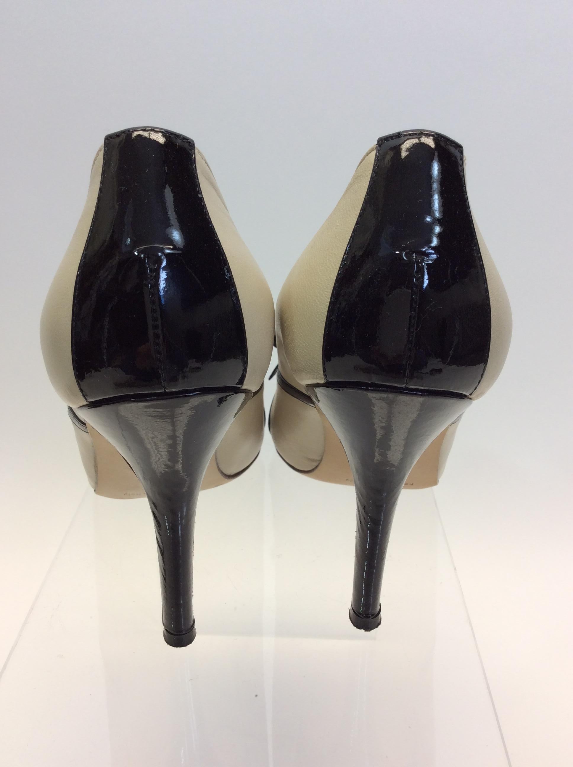 Manolo Blahnik Tan and Black Leather Heels In Good Condition For Sale In Narberth, PA