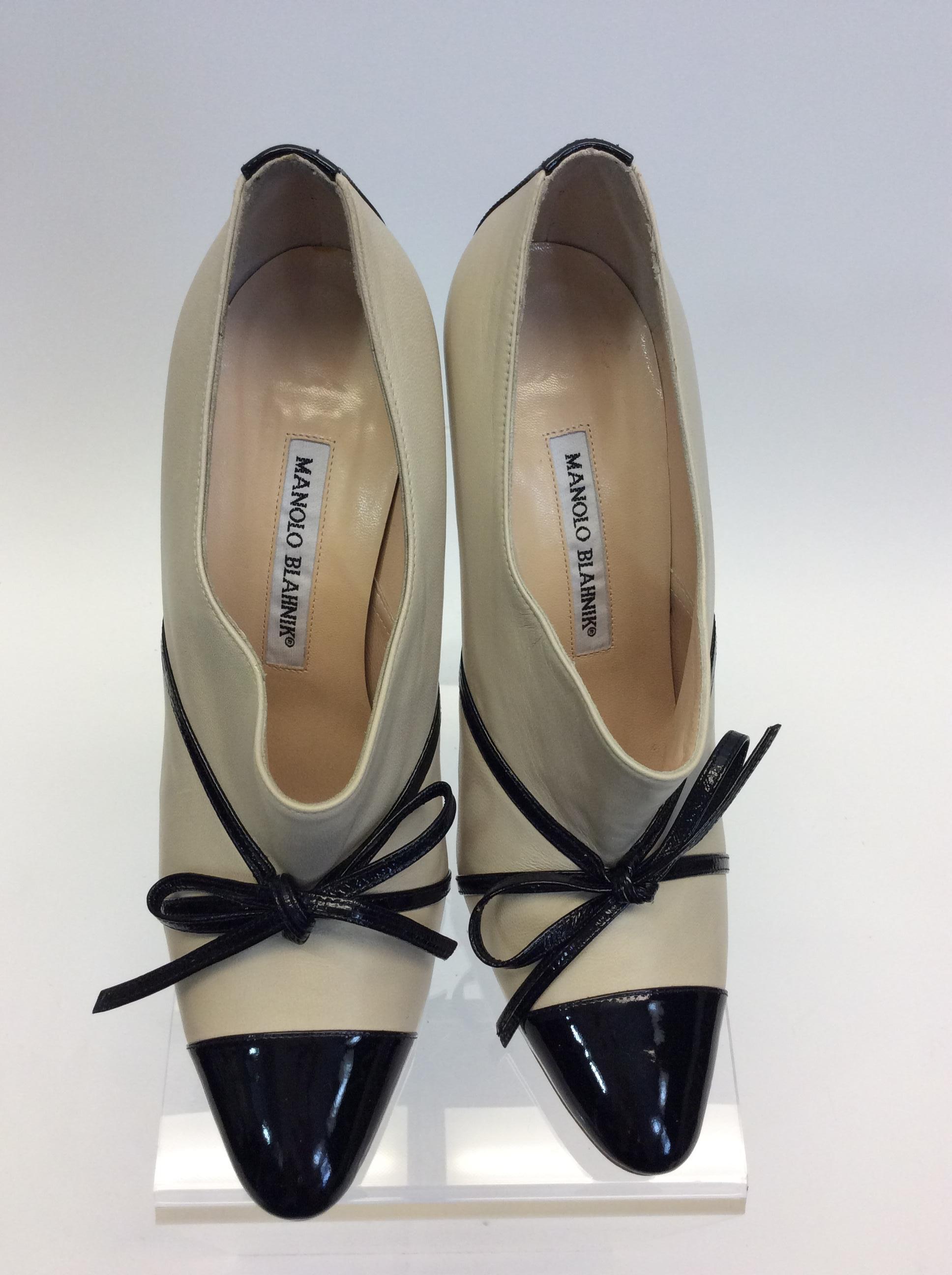 Manolo Blahnik Tan and Black Leather Heels For Sale 1