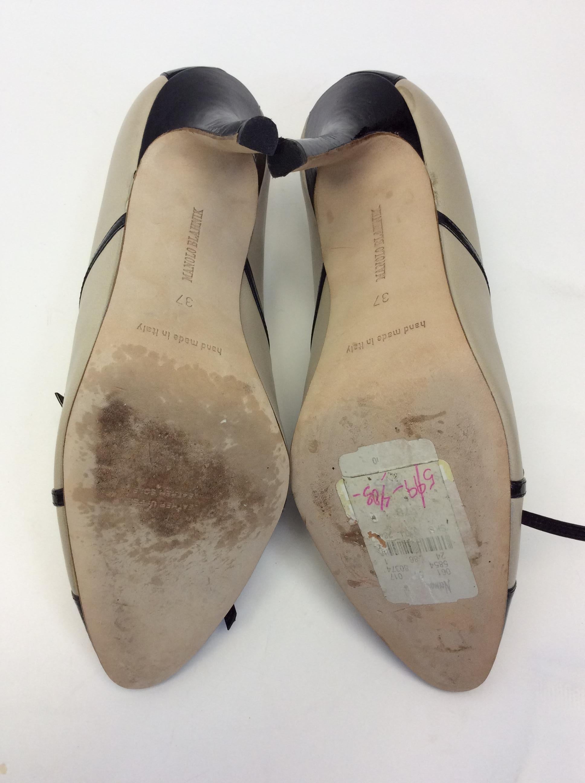 Manolo Blahnik Tan and Black Leather Heels For Sale 3