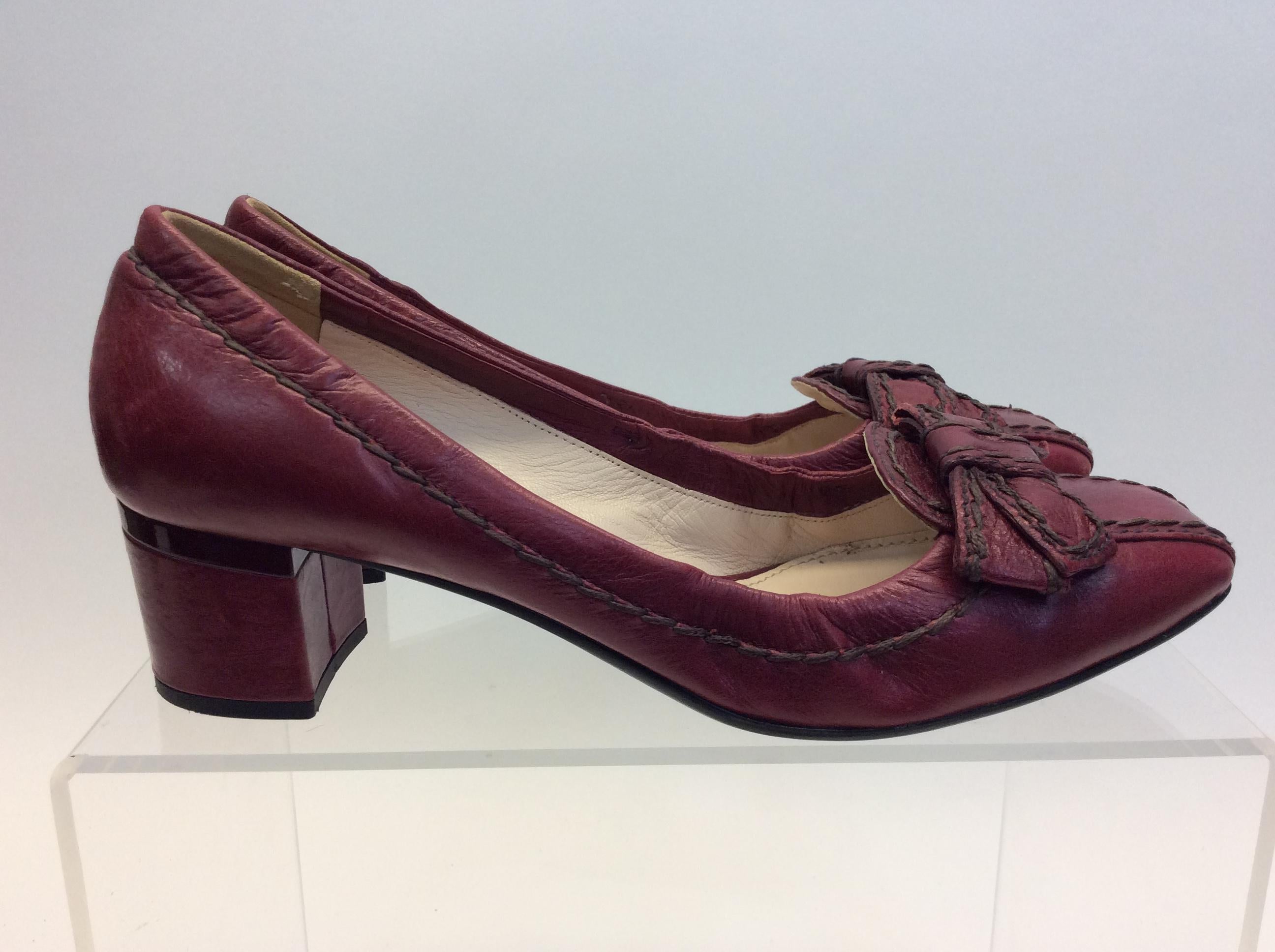 Prada Burgundy Leather Bow Heels In Good Condition For Sale In Narberth, PA