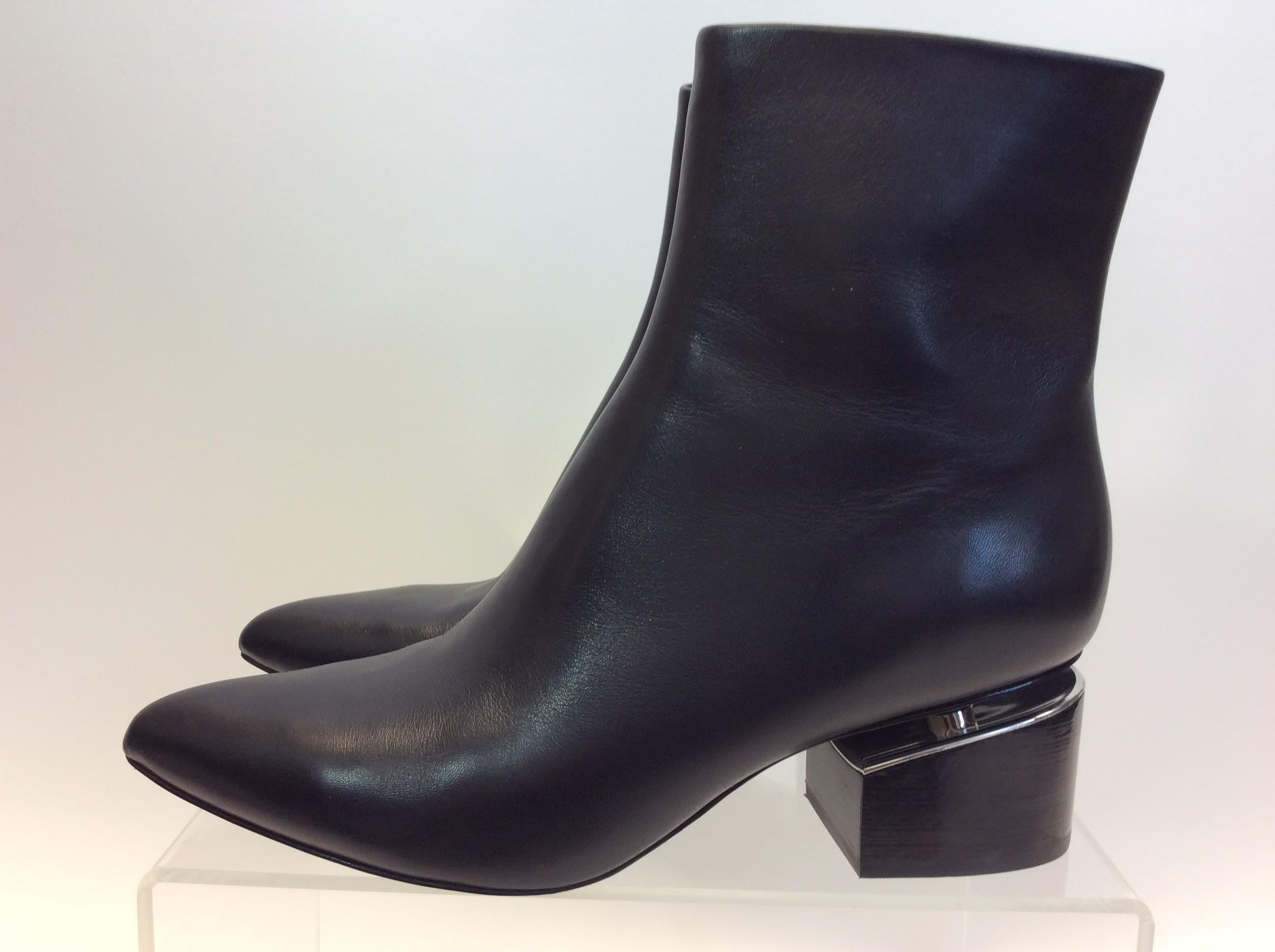 Alexander Wang Black Leather Bootie NIB
$499
Made in China
Leather
Size 37.5
2.25
