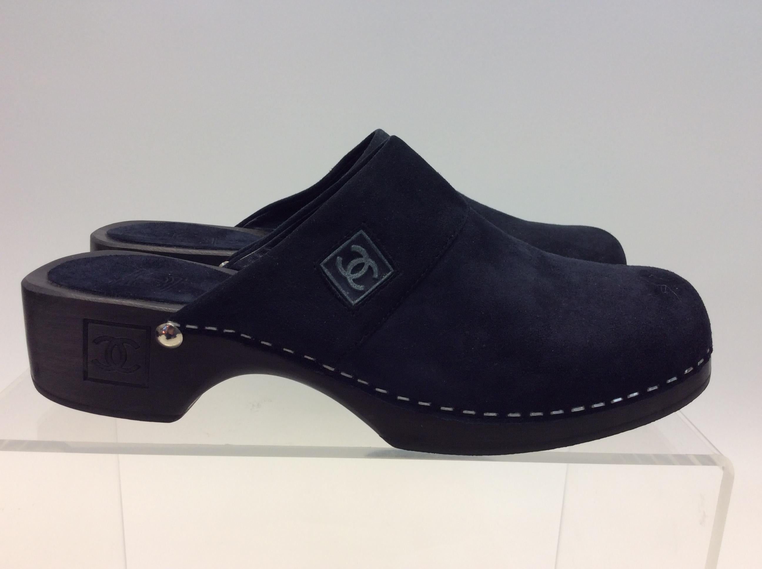 Chanel Navy Blue Suede Clogs In Good Condition For Sale In Narberth, PA