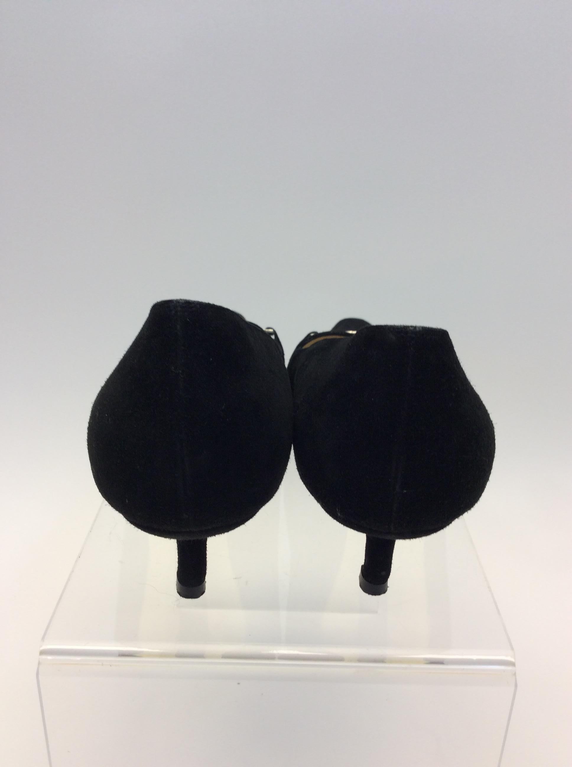 Judith Leiber Black Suede Pump In Good Condition For Sale In Narberth, PA