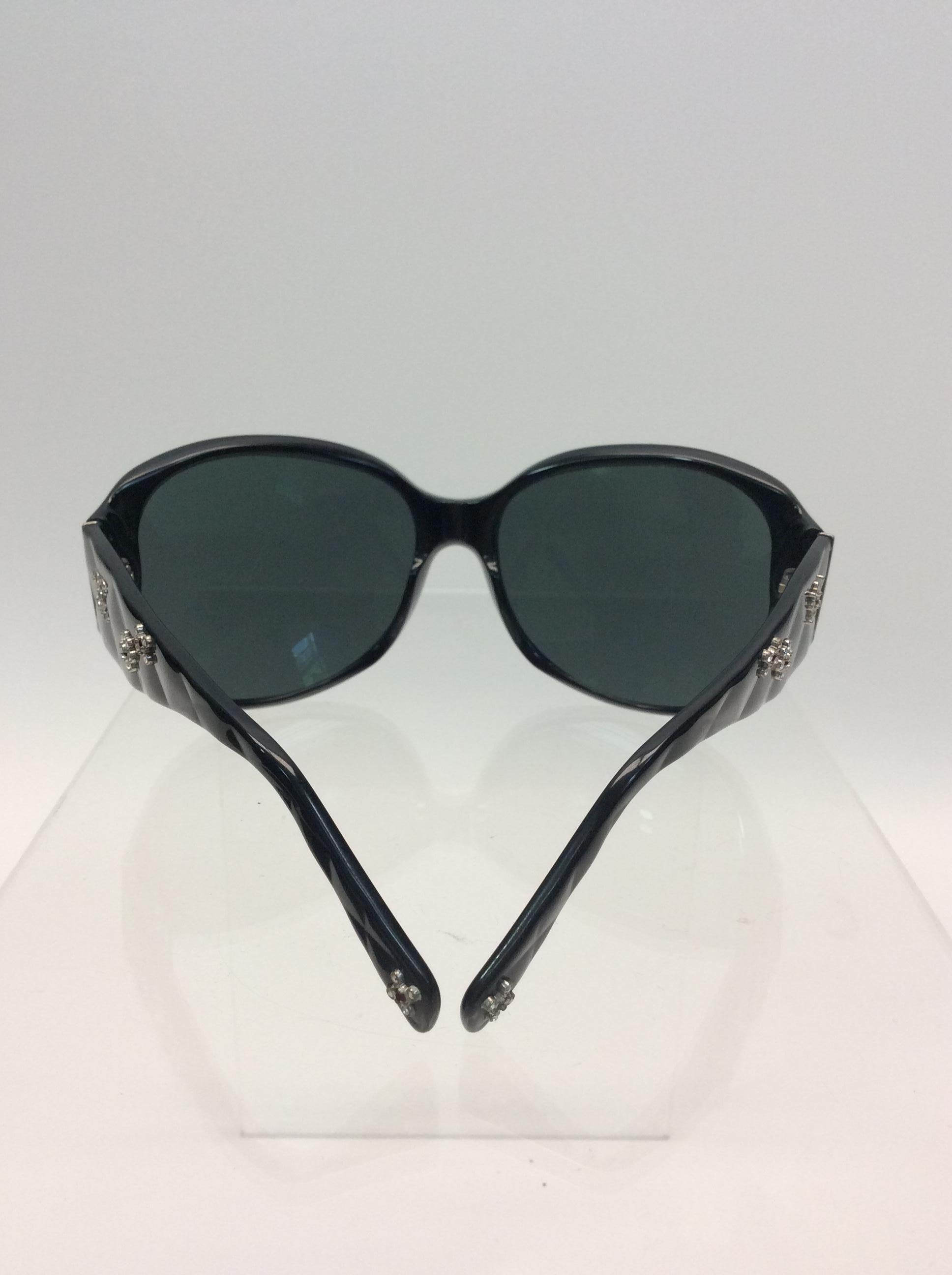 Chanel Black Studded Sunglasses In Good Condition For Sale In Narberth, PA
