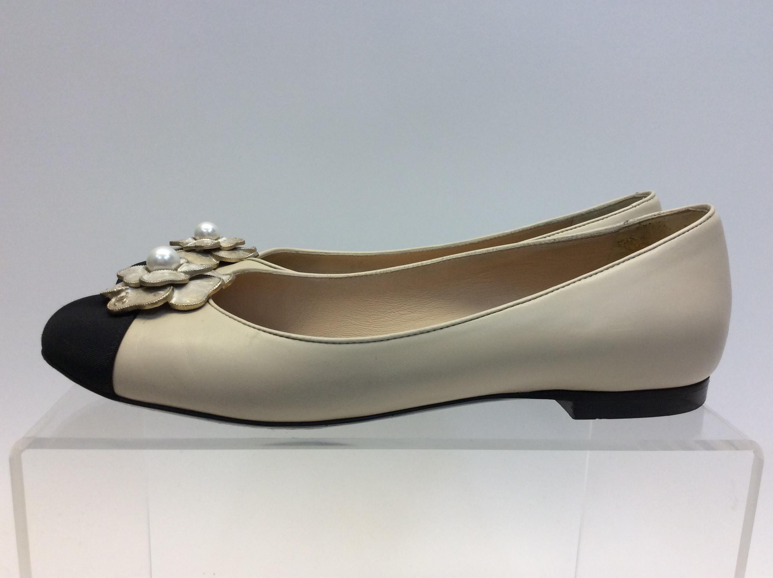 Chanel Tan and Black Flower Ballet Flats
$399
Made in Italy
Leather
Size 39