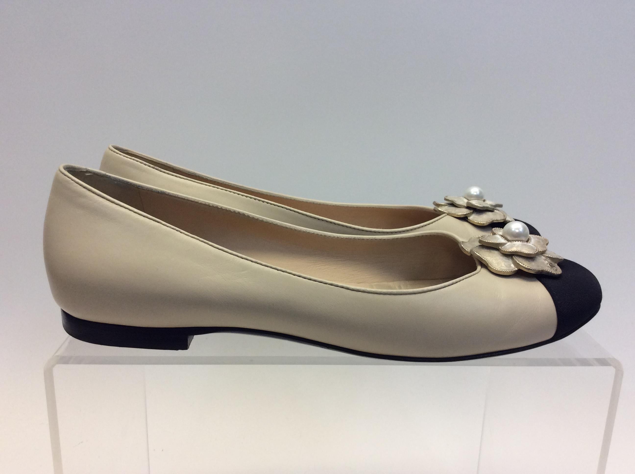 Chanel Tan and Black Flower Ballet Flats In Good Condition For Sale In Narberth, PA