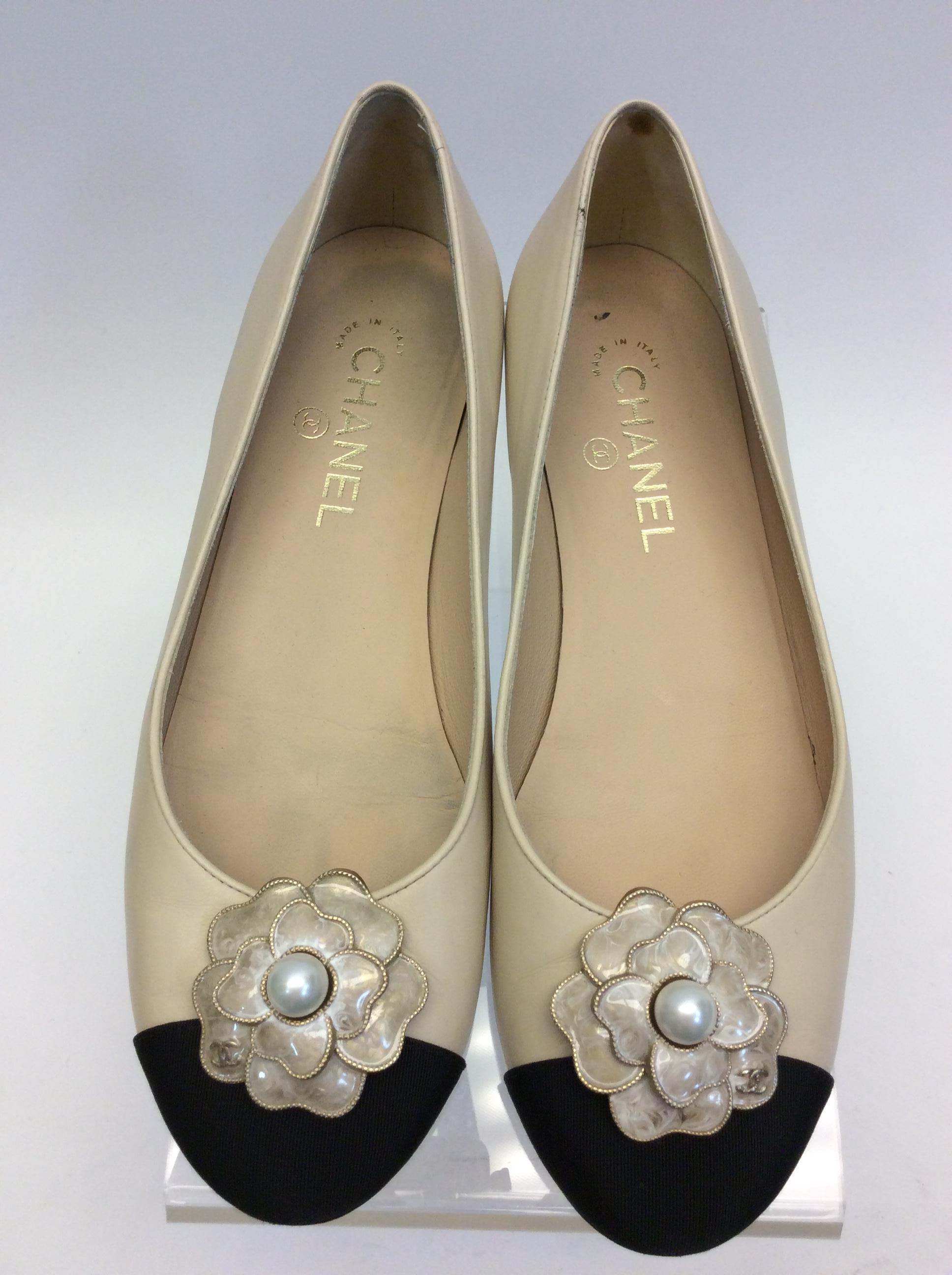 Women's Chanel Tan and Black Flower Ballet Flats For Sale