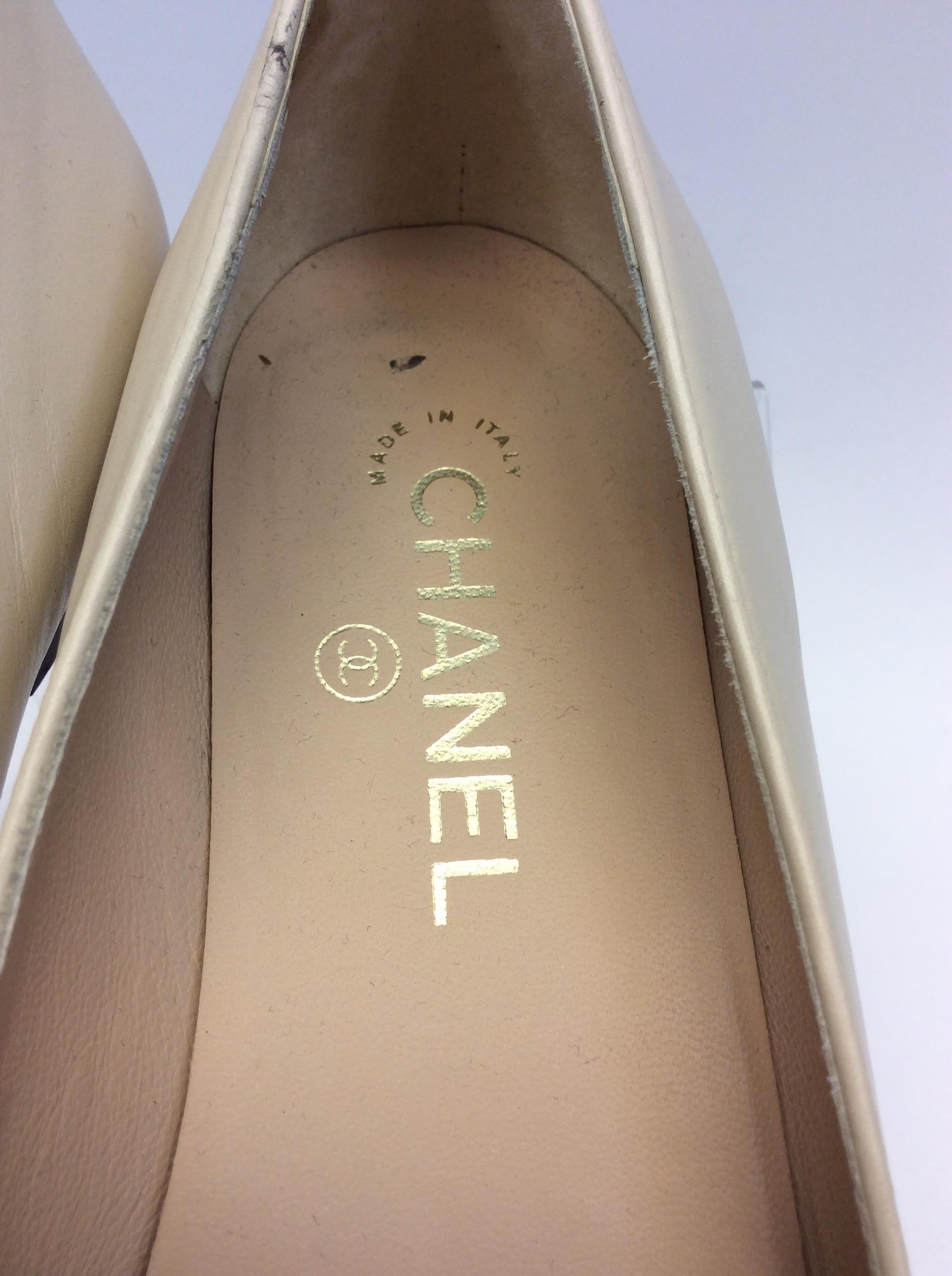 Chanel Tan and Black Flower Ballet Flats For Sale 1